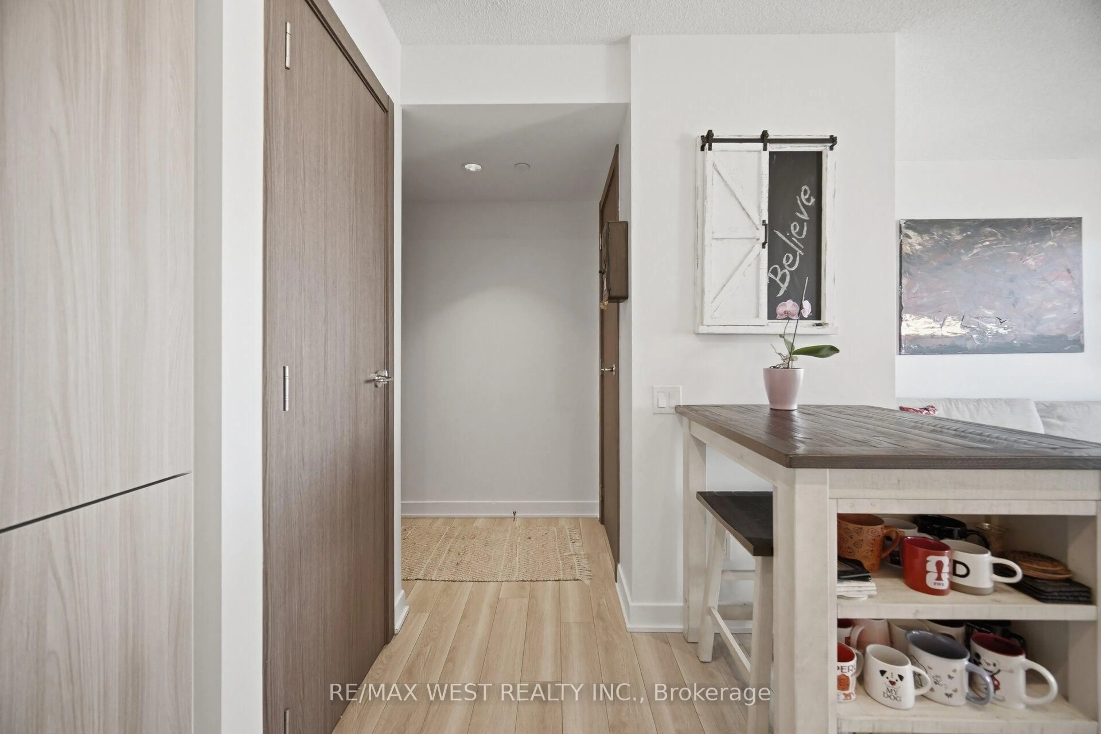 Indoor entryway for 17 Bathurst St #1602, Toronto Ontario M5V 0N1