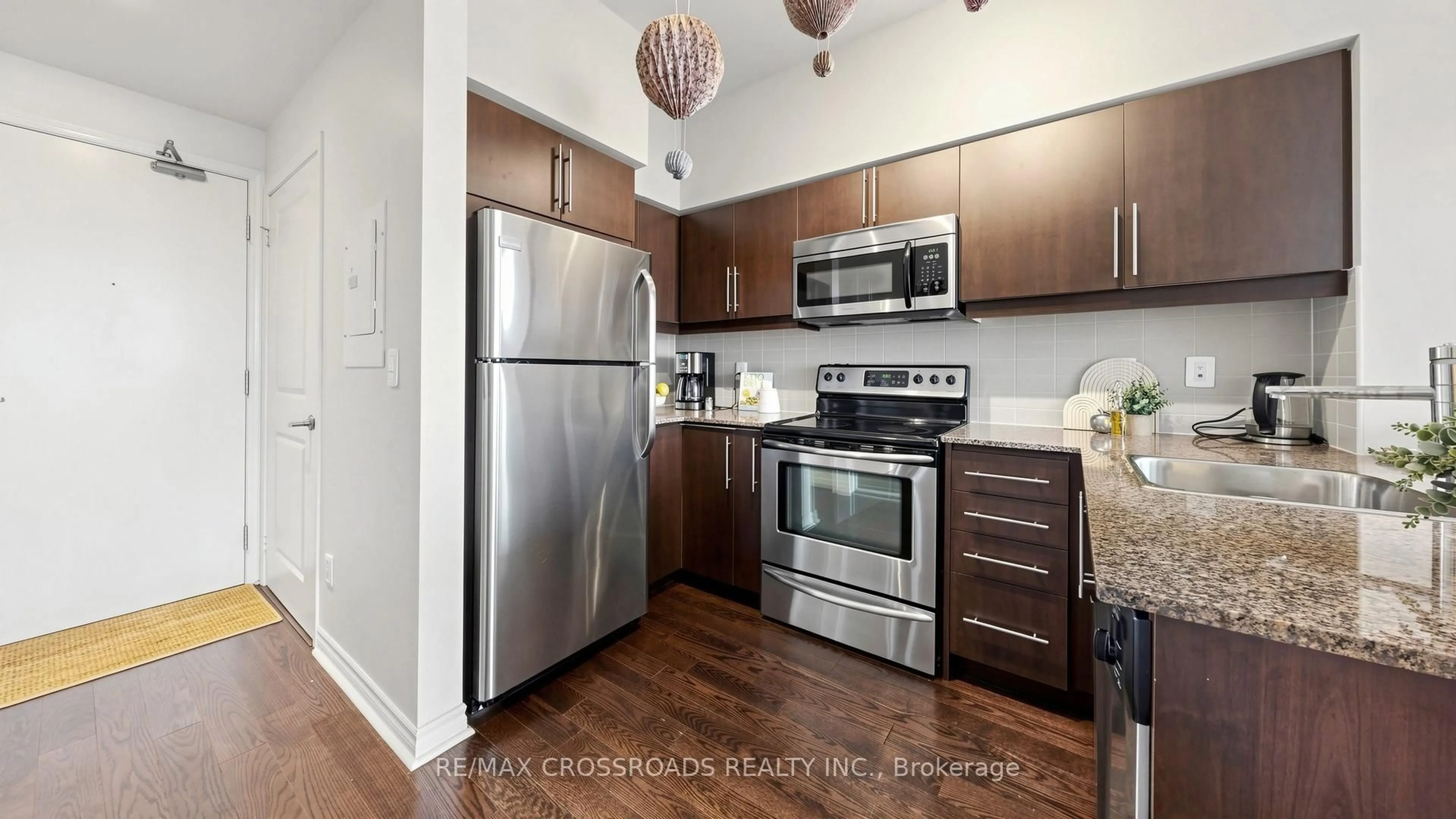 Standard kitchen, wood/laminate floor for 2885 Bayview Ave #1401, Toronto Ontario M2K 0A3