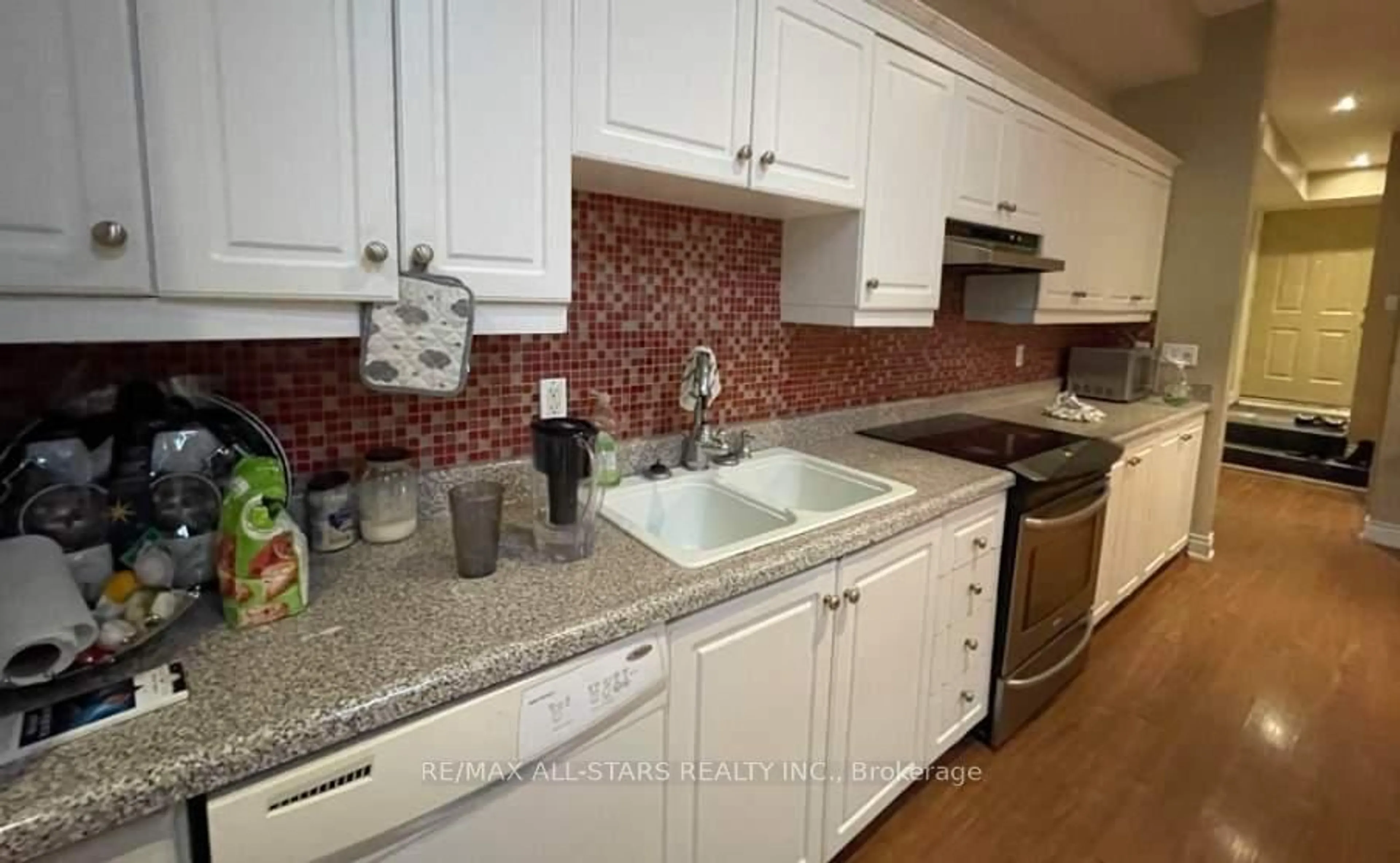 Standard kitchen, ceramic/tile floor for 243 Lippincott St, Toronto Ontario M5S 2P4