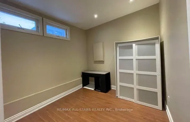 243 Lippincott St, Toronto 3