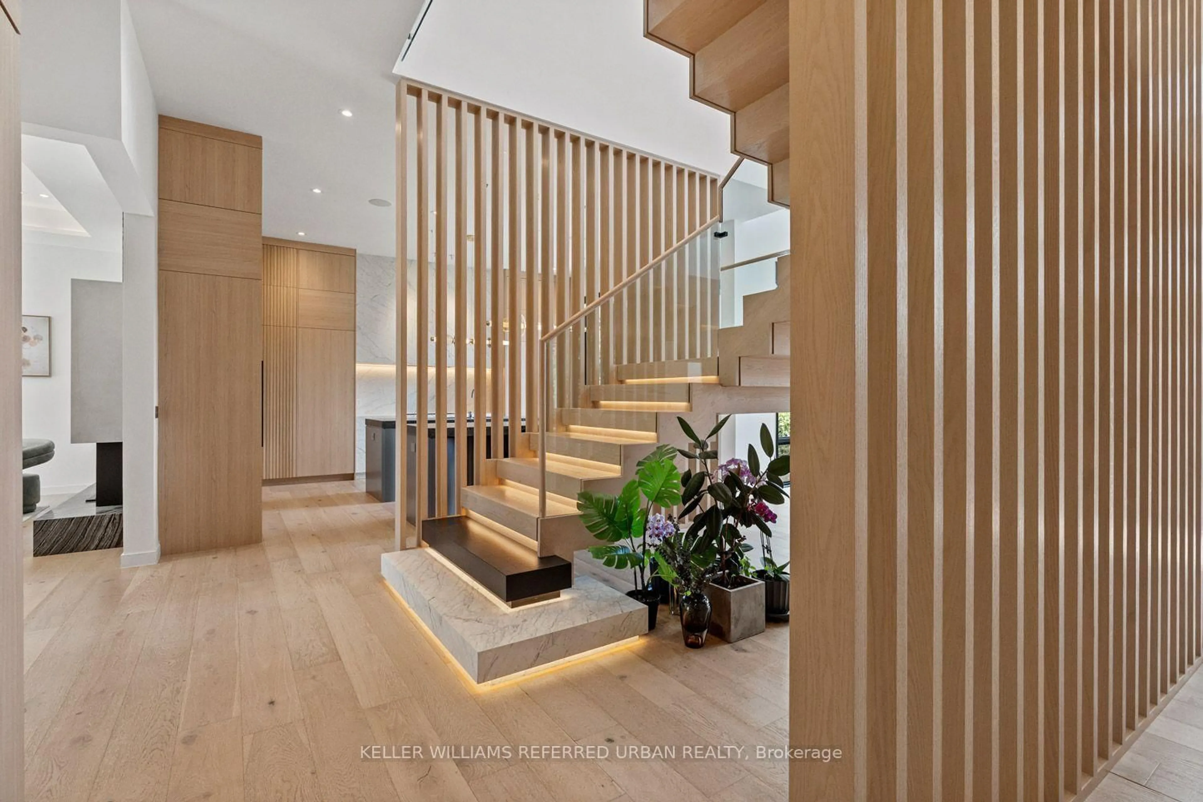 Indoor foyer for 27 Berkinshaw Cres, Toronto Ontario M3B 2T1