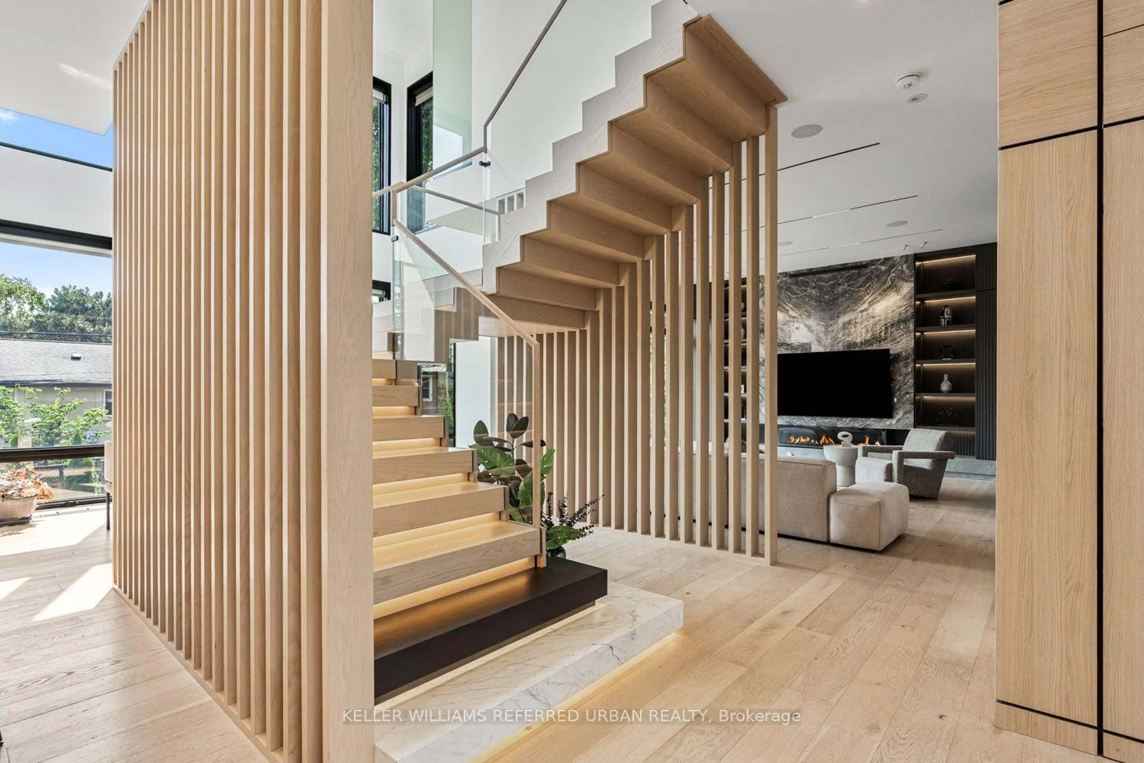 Indoor foyer for 27 Berkinshaw Cres, Toronto Ontario M3B 2T1