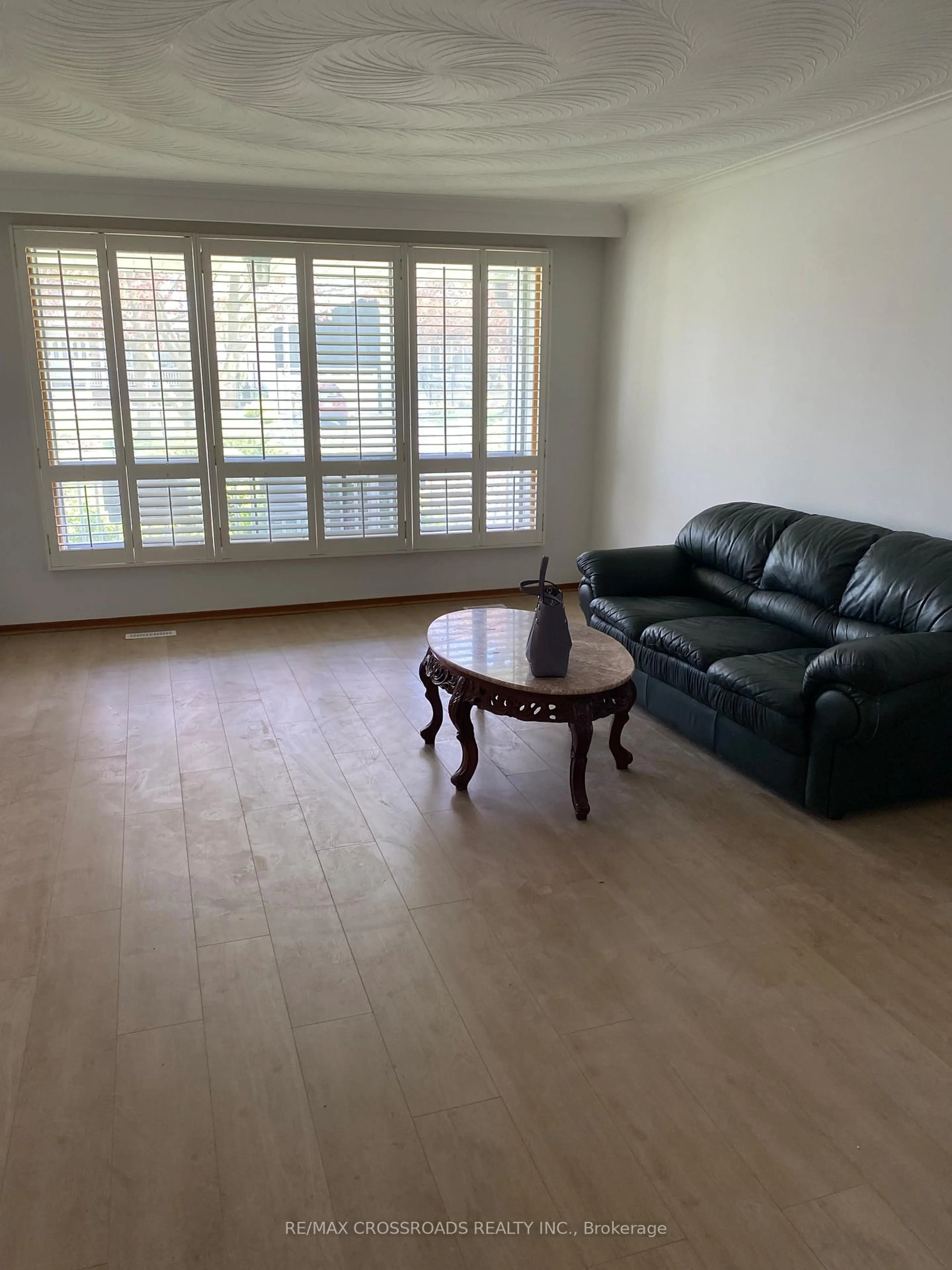 Living room with furniture, wood/laminate floor for 91 Bickerton Cres, Toronto Ontario M2J 3T2