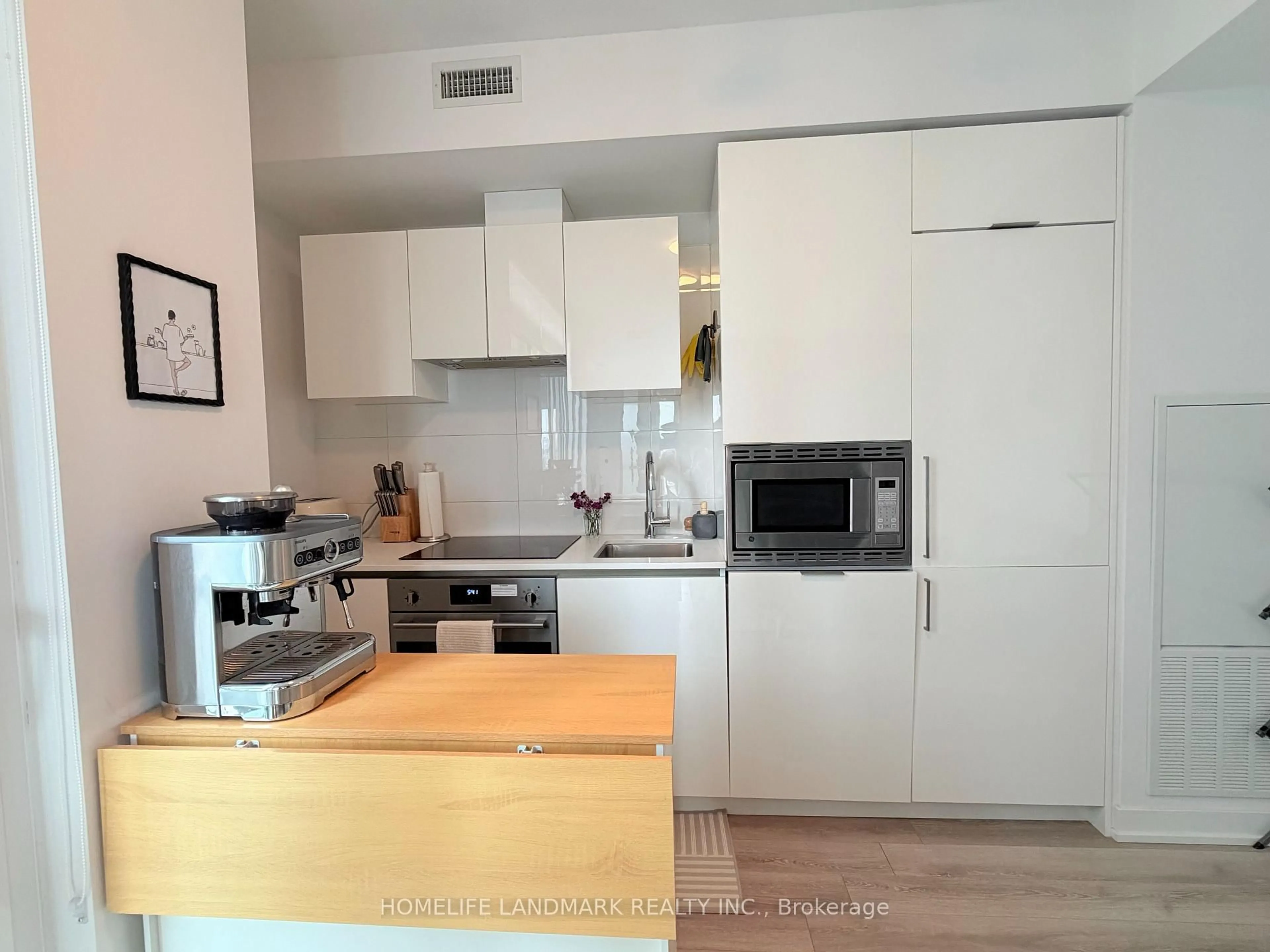 Standard kitchen, wood/laminate floor for 238 Simcoe St #2603, Toronto Ontario M5T 1T4