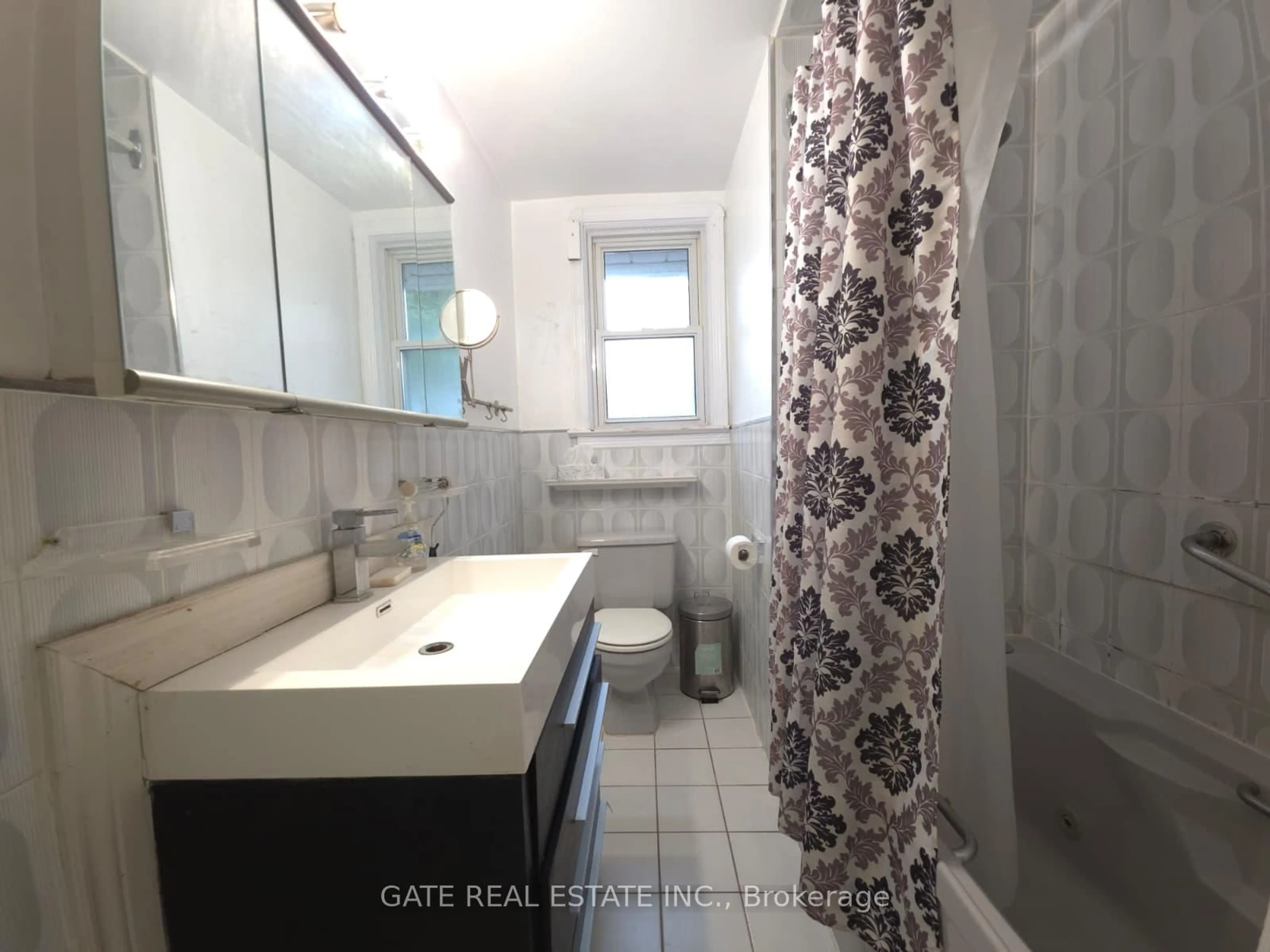 Standard bathroom, ceramic/tile floor for 377 Ellerslie Ave, Toronto Ontario M2R 1B8