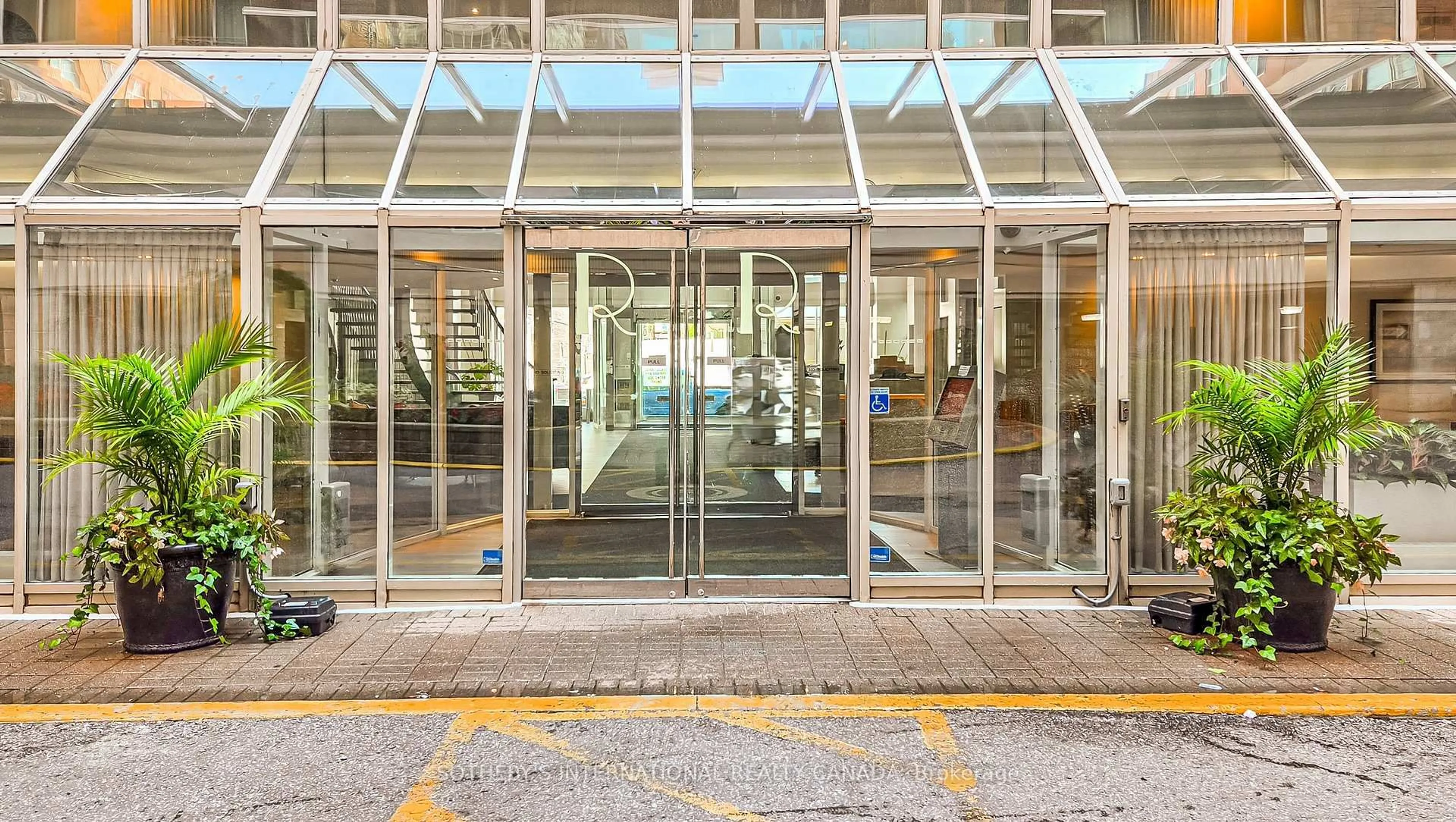 Indoor foyer for 323 Richmond St #224, Toronto Ontario M5A 4R3