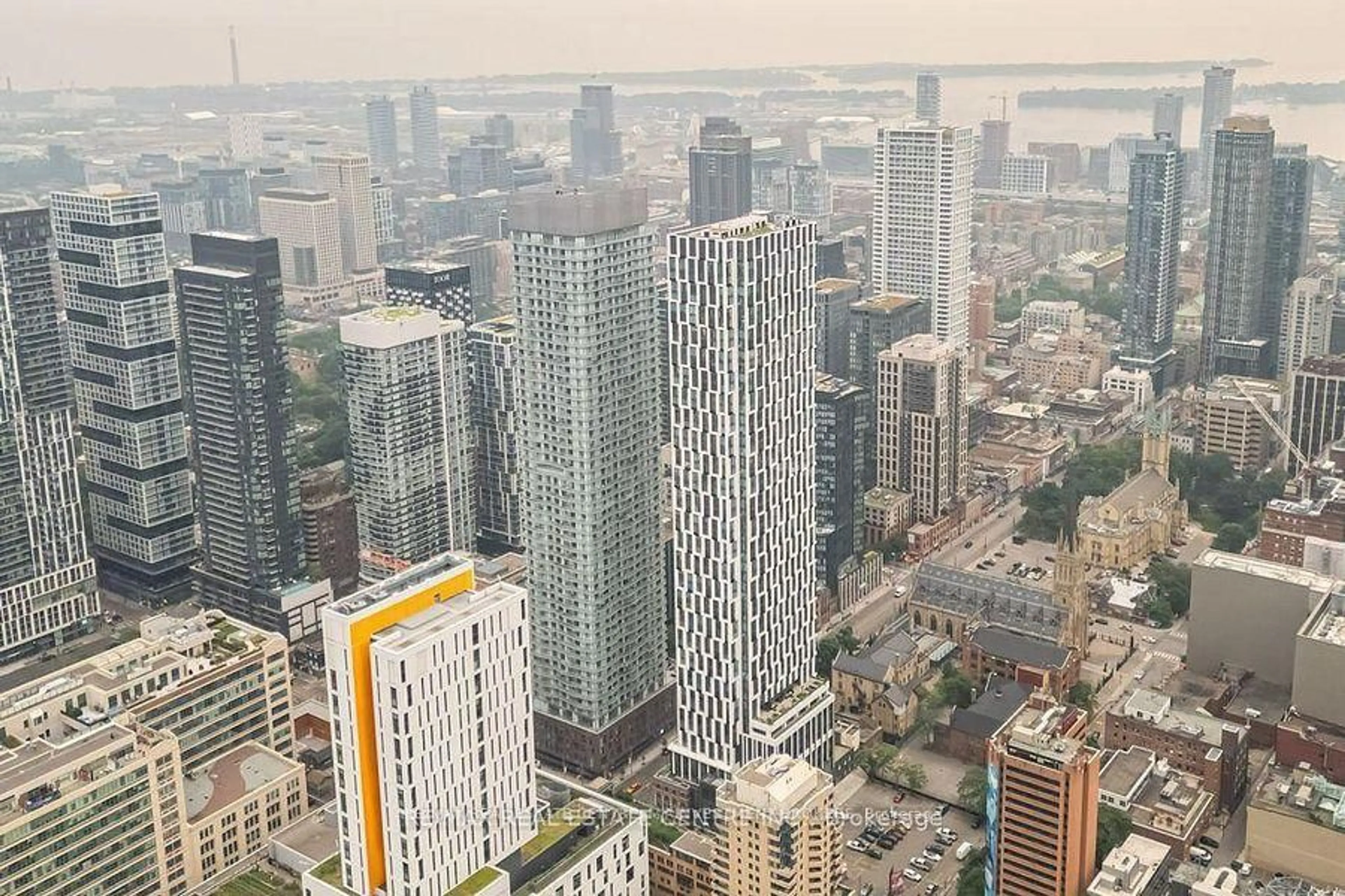 Blurry image for 252 Church St #612, Toronto Ontario M5B 0E6