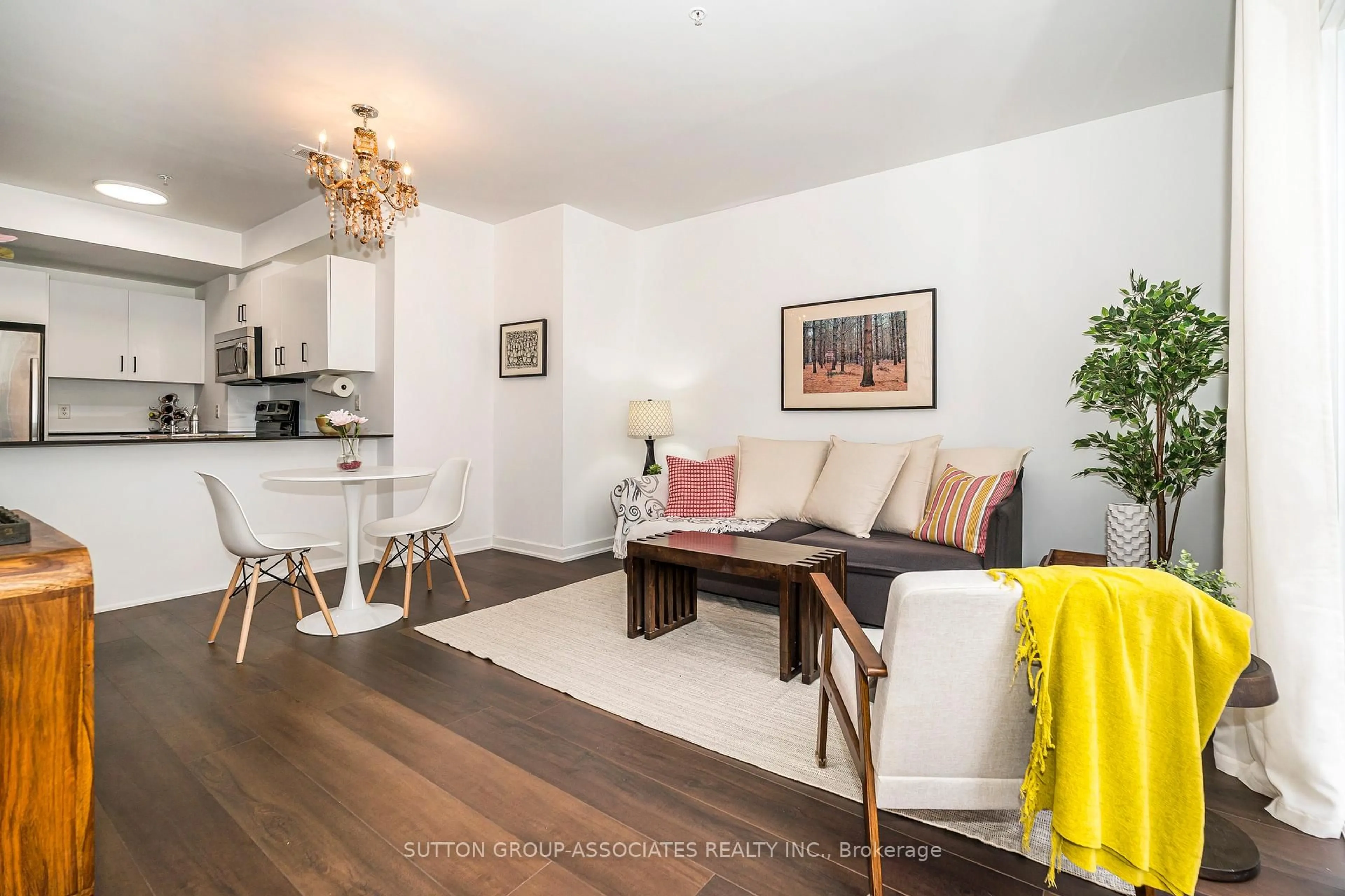 Living room with furniture, wood/laminate floor for 539 Jarvis St #PH7, Toronto Ontario M4Y 2H7