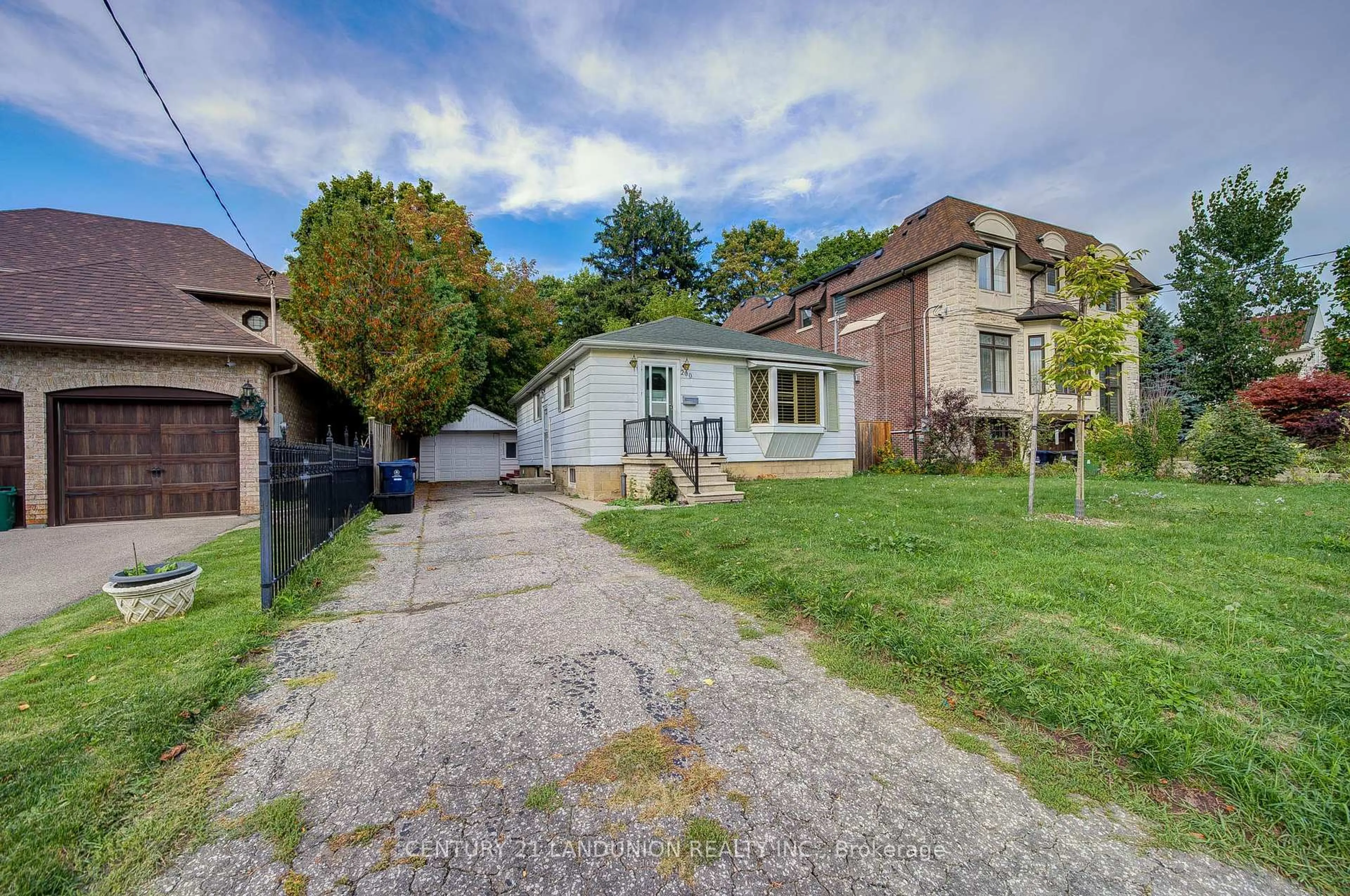 A pic from outside/outdoor area/front of a property/back of a property/a pic from drone, street for 200 Elmhurst Ave, Toronto Ontario M2N 1S3