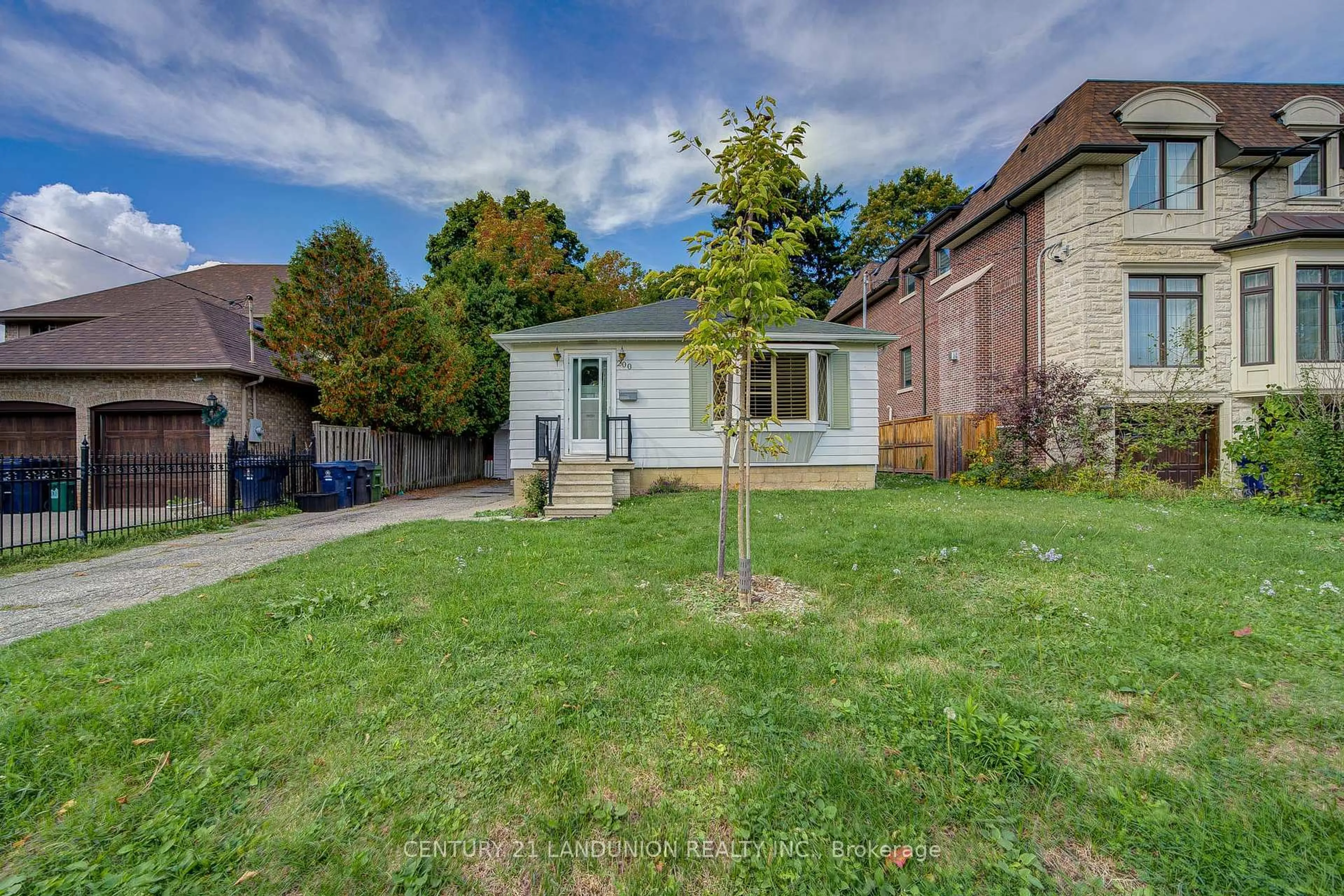 A pic from outside/outdoor area/front of a property/back of a property/a pic from drone, street for 200 Elmhurst Ave, Toronto Ontario M2N 1S3