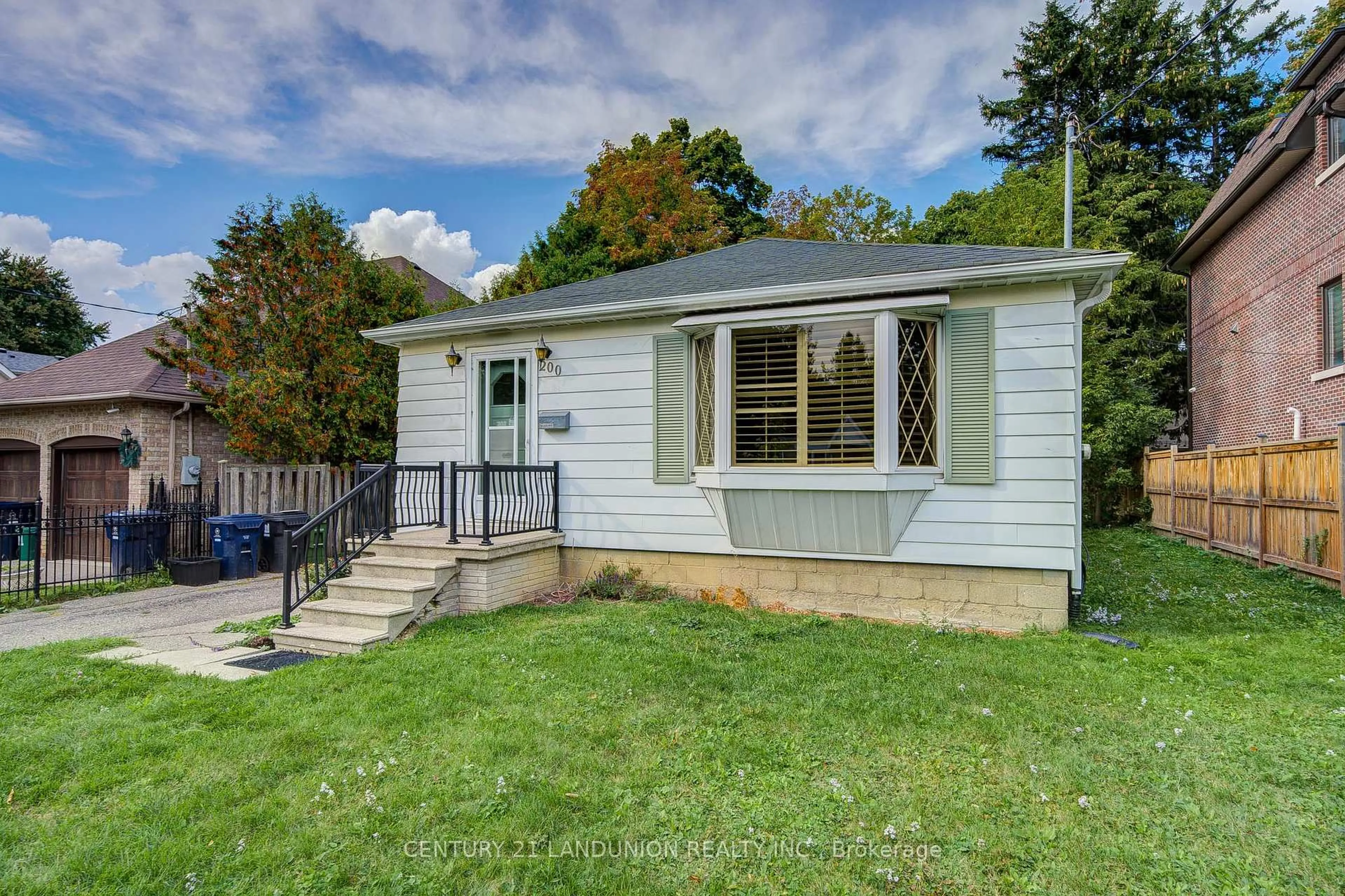 Home with vinyl exterior material, street for 200 Elmhurst Ave, Toronto Ontario M2N 1S3
