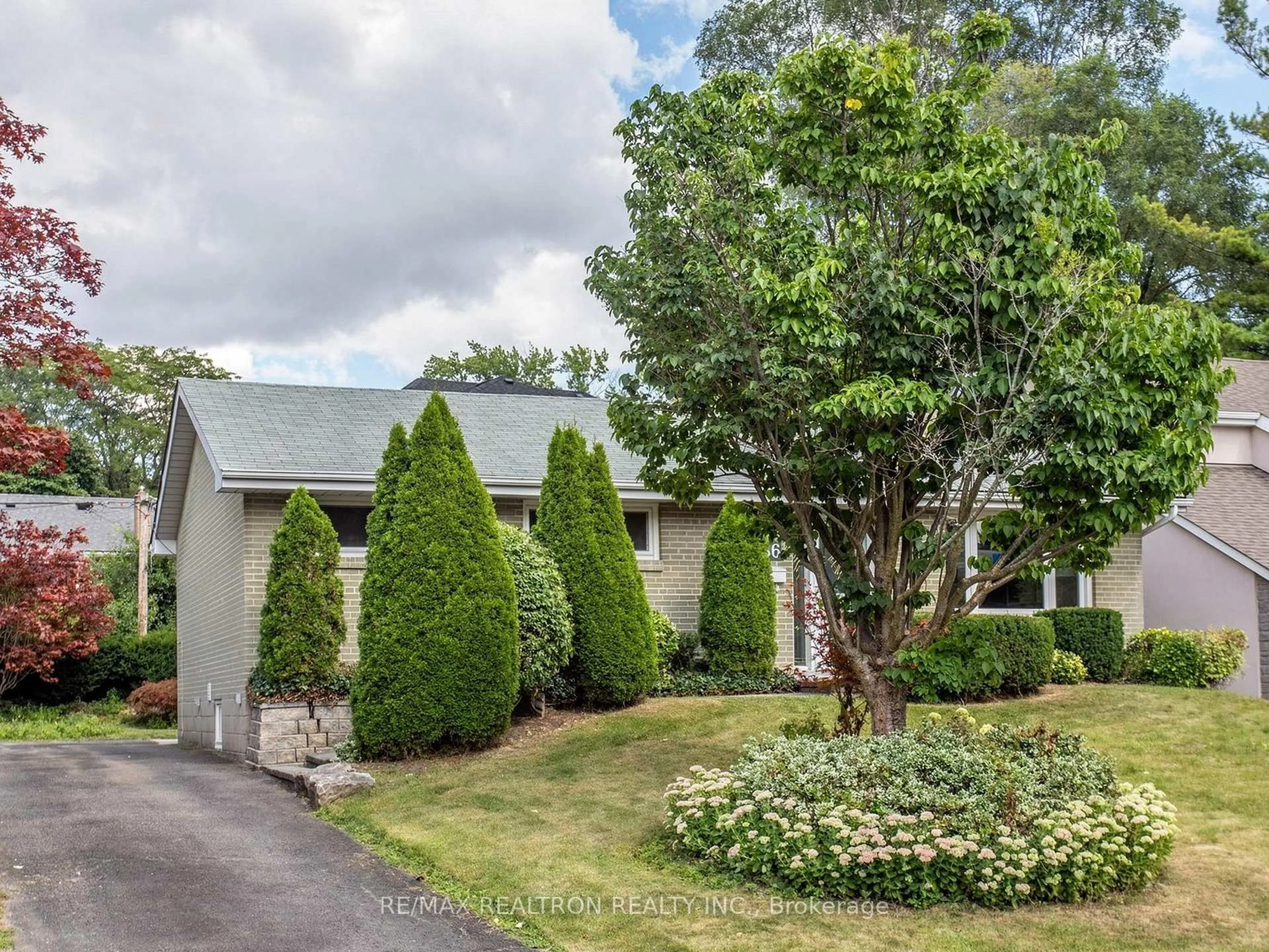 A pic from outside/outdoor area/front of a property/back of a property/a pic from drone, street for 56 Ternhill Cres, Toronto Ontario M3C 2E5