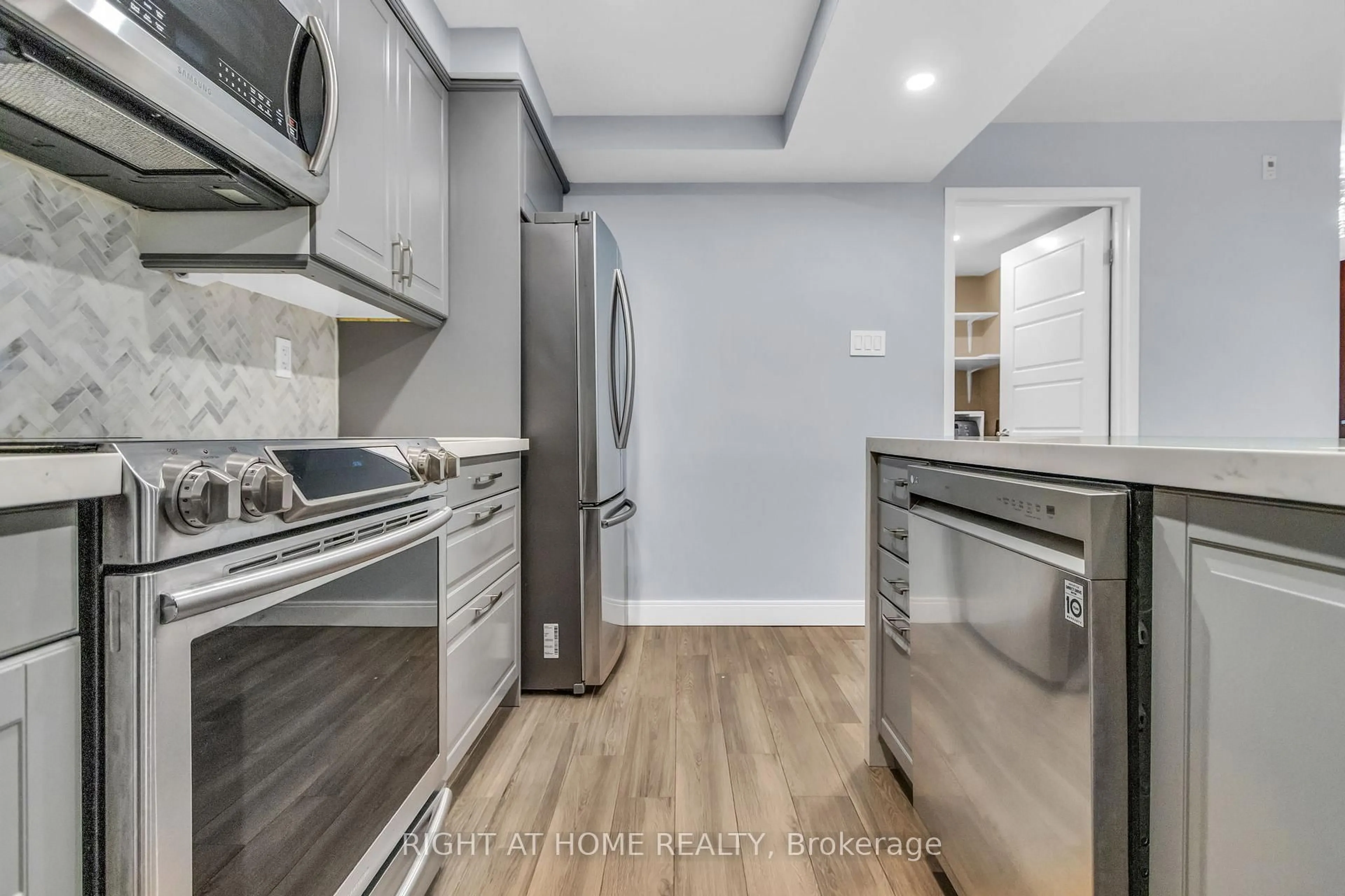 Unknown for 356 Mcrae Dr #406, Toronto Ontario M4G 4G4