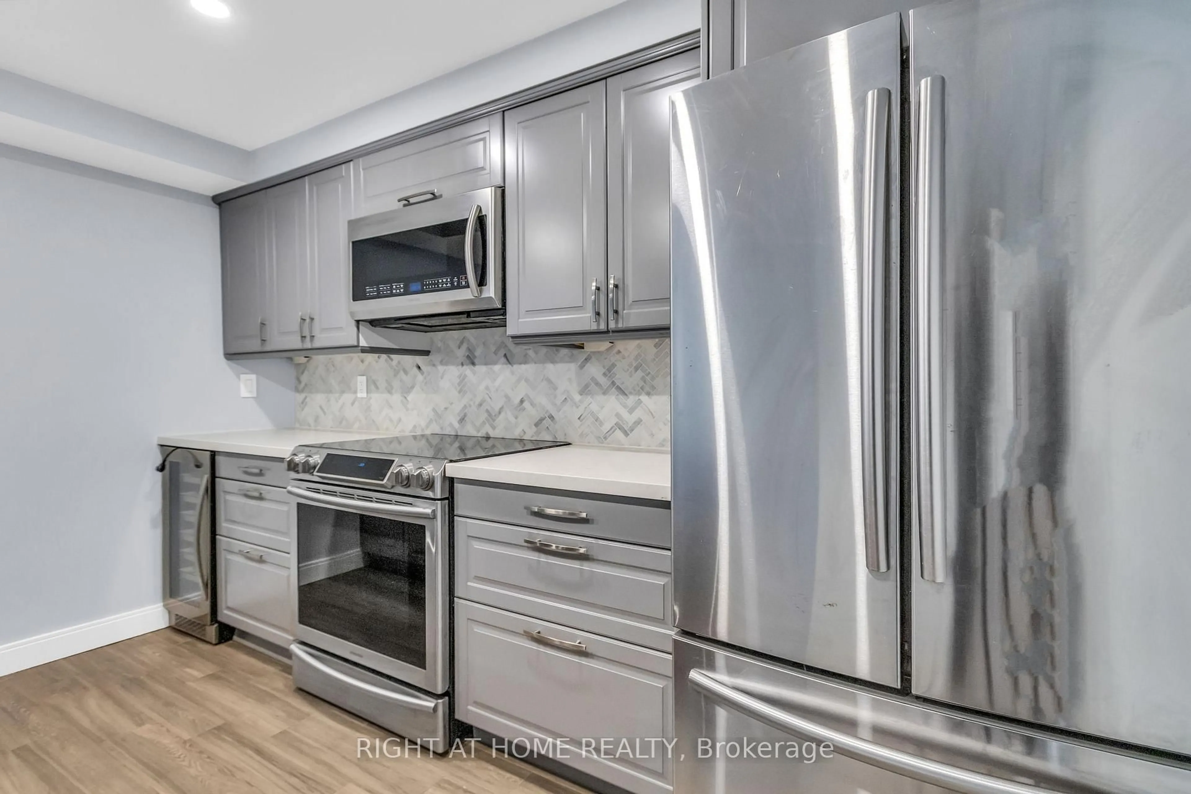 Unknown for 356 Mcrae Dr #406, Toronto Ontario M4G 4G4