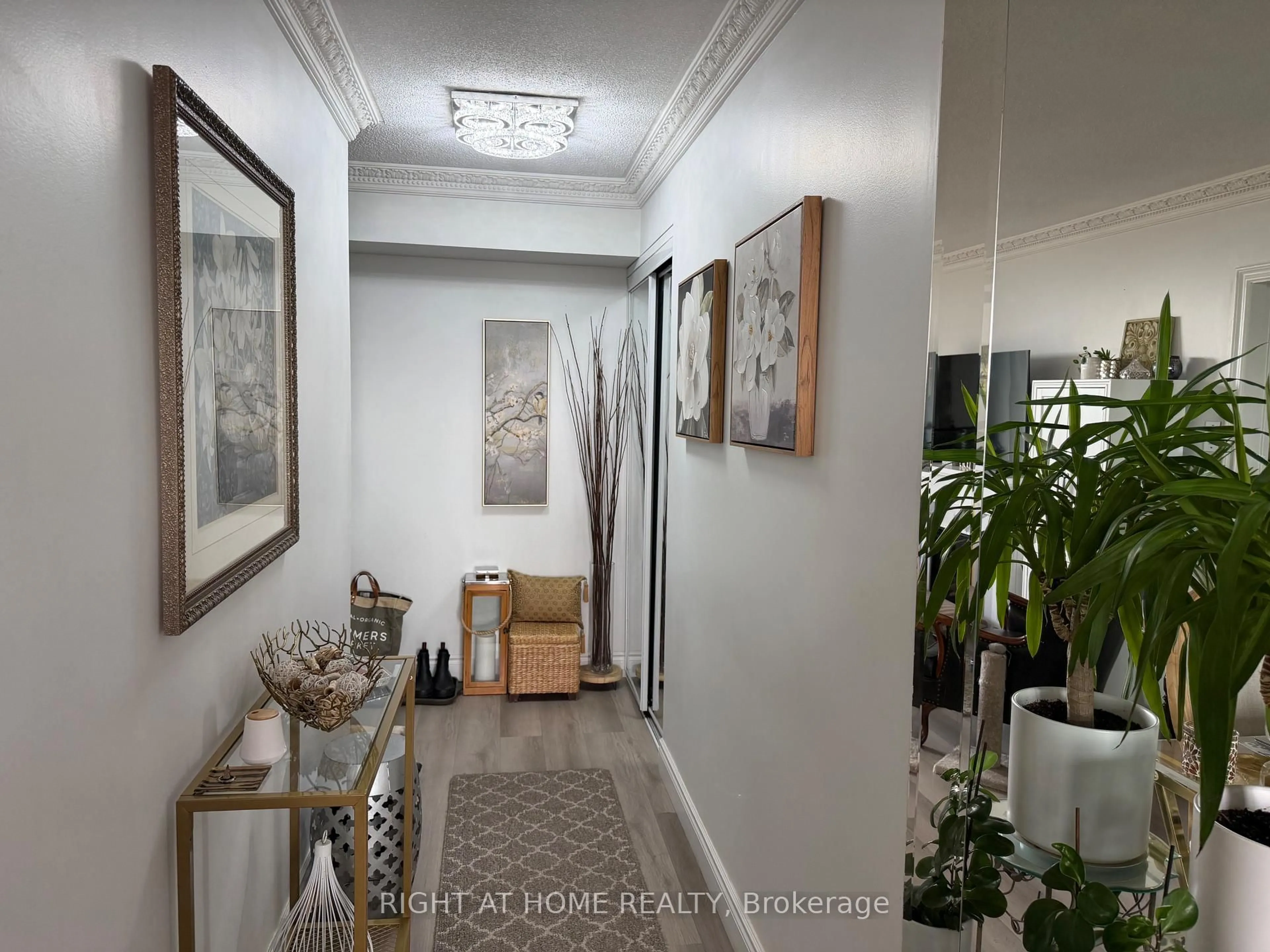 Indoor foyer for 1881 Jane St #706, Toronto Ontario M9N 3S7