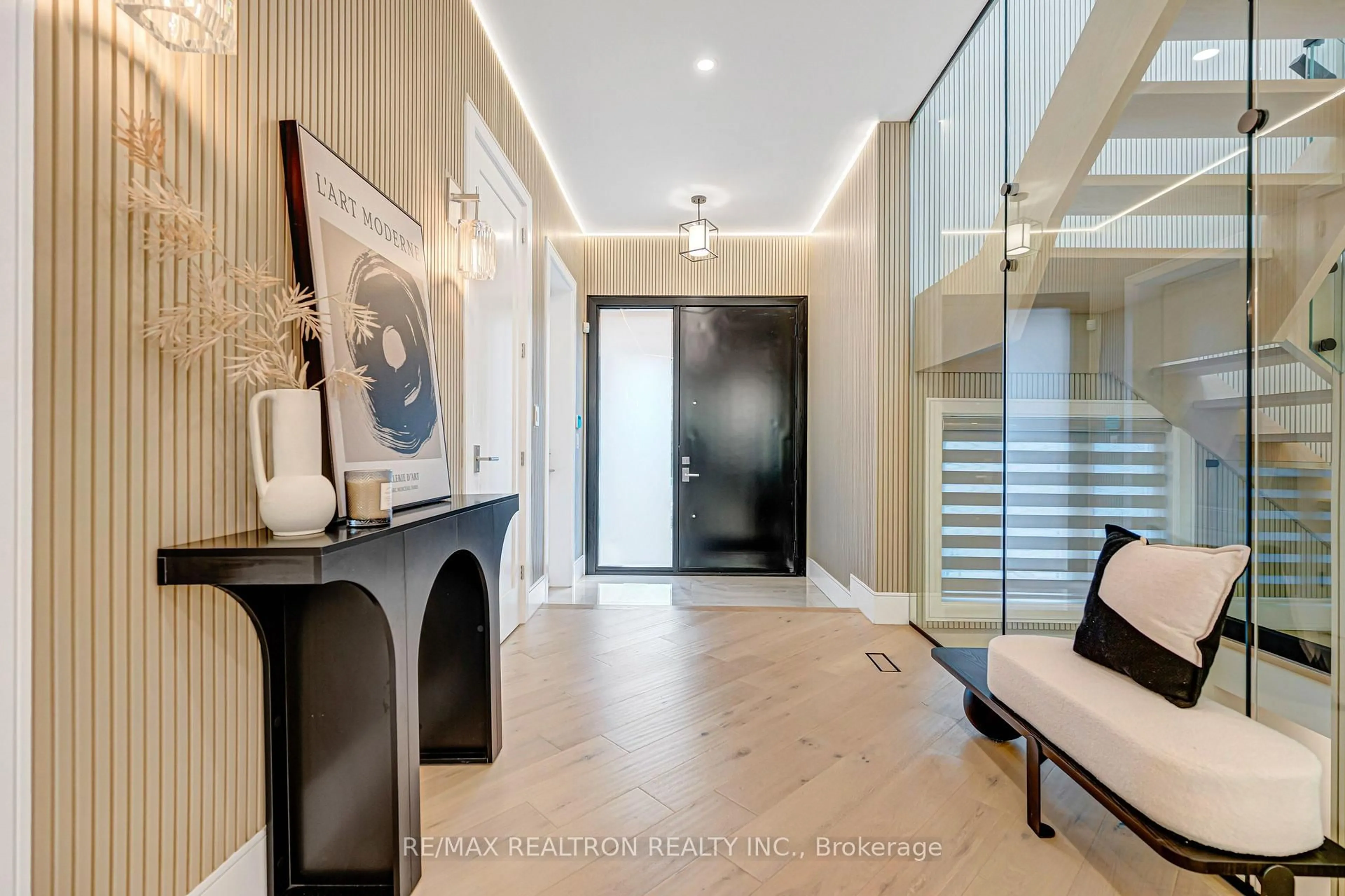 Indoor foyer for 111 Banstock Dr, Toronto Ontario M2K 2H7