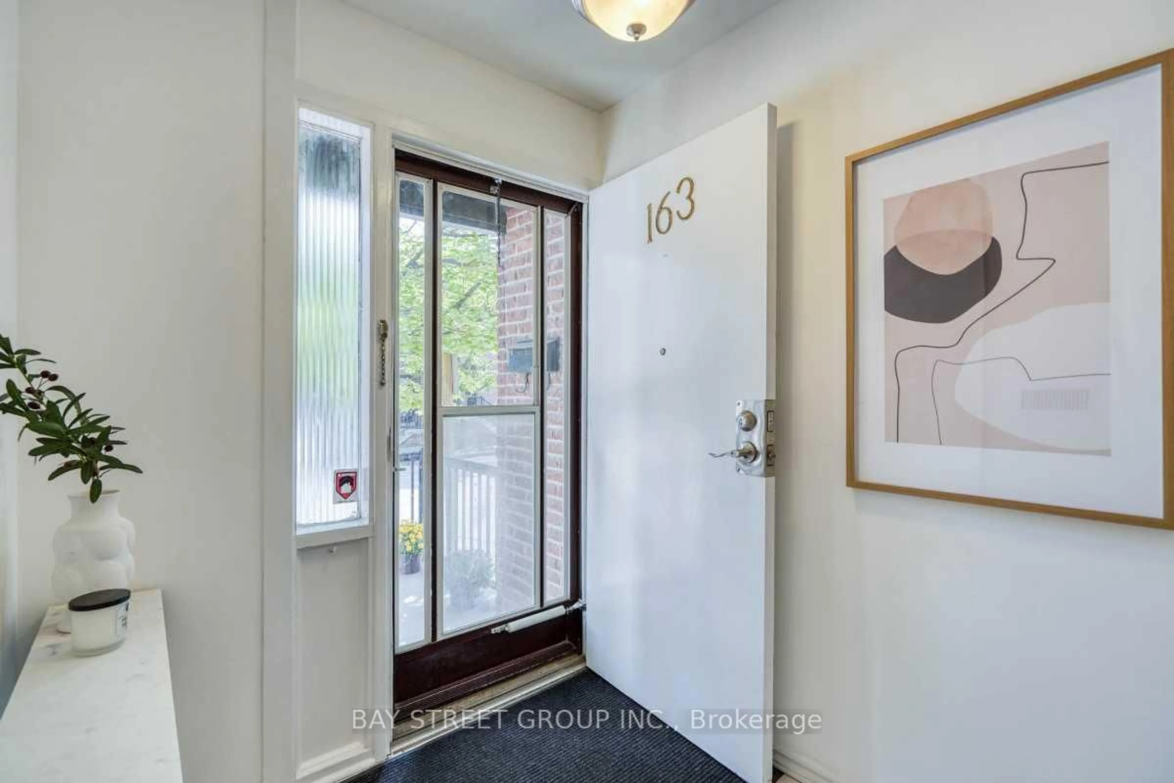 Indoor entryway for 163 Song Meadoway, Toronto Ontario M2H 2V1