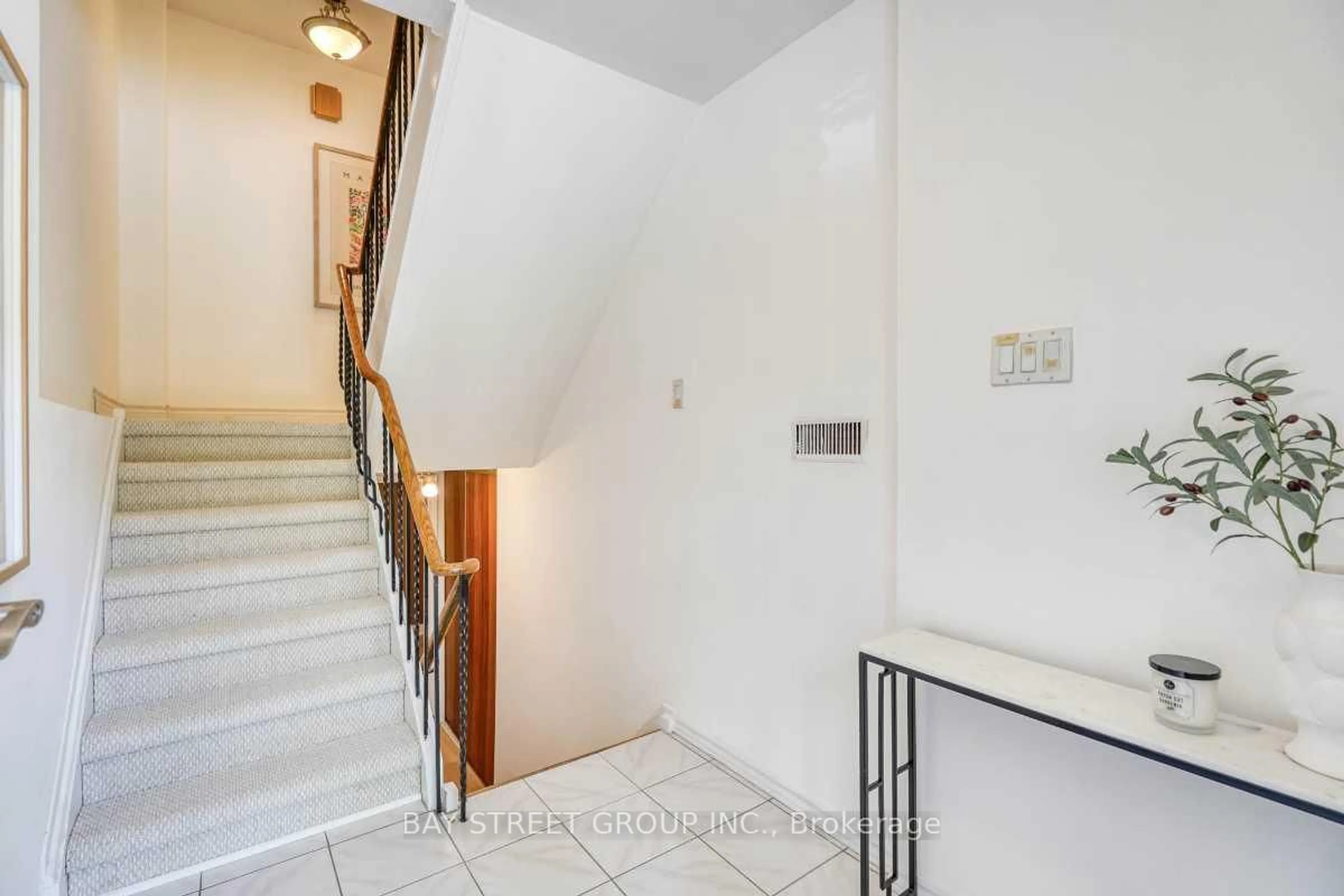 Indoor foyer for 163 Song Meadoway, Toronto Ontario M2H 2V1