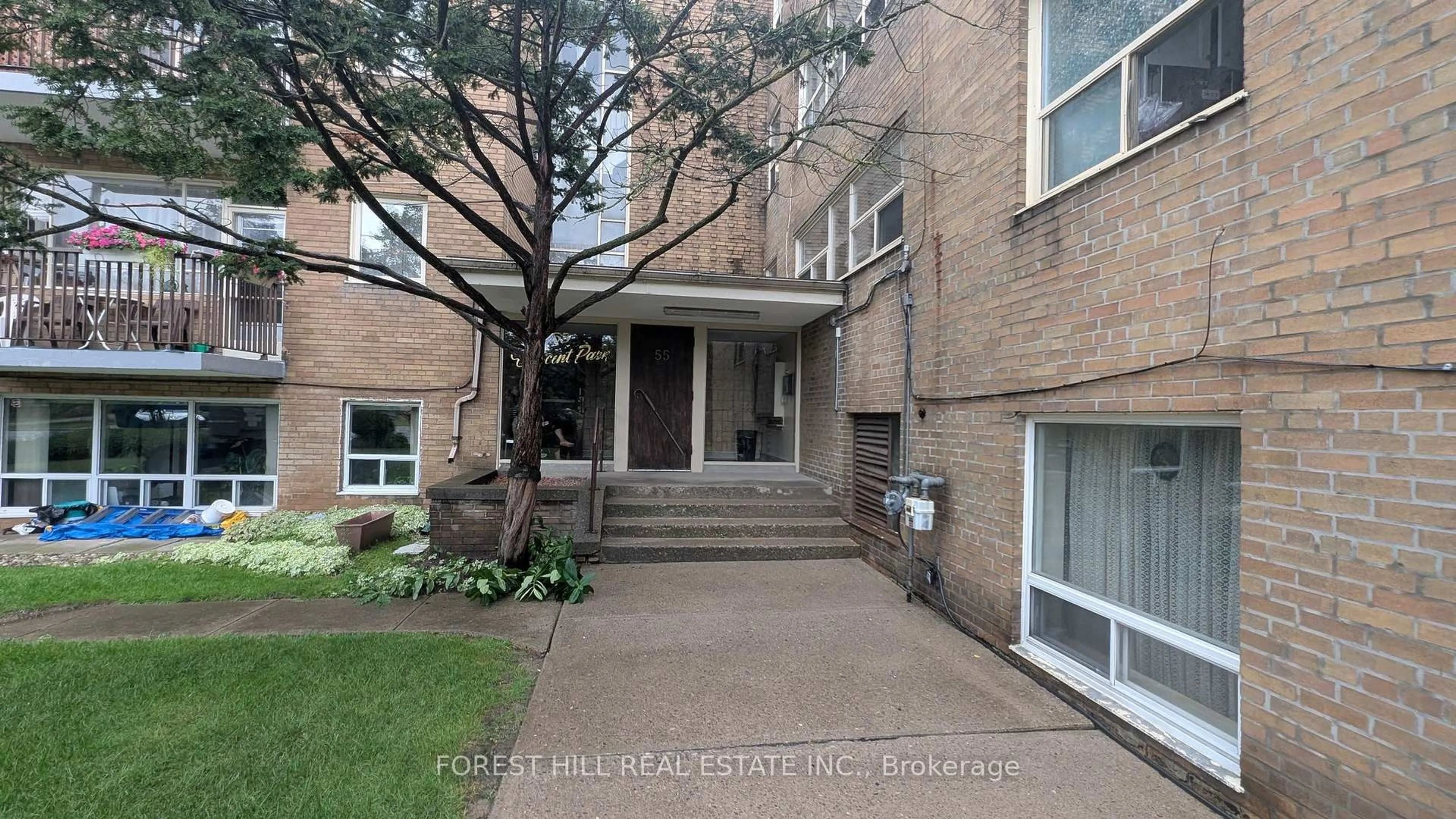 Indoor foyer for 55 Neptune Dr #305, Toronto Ontario M6A 1X2