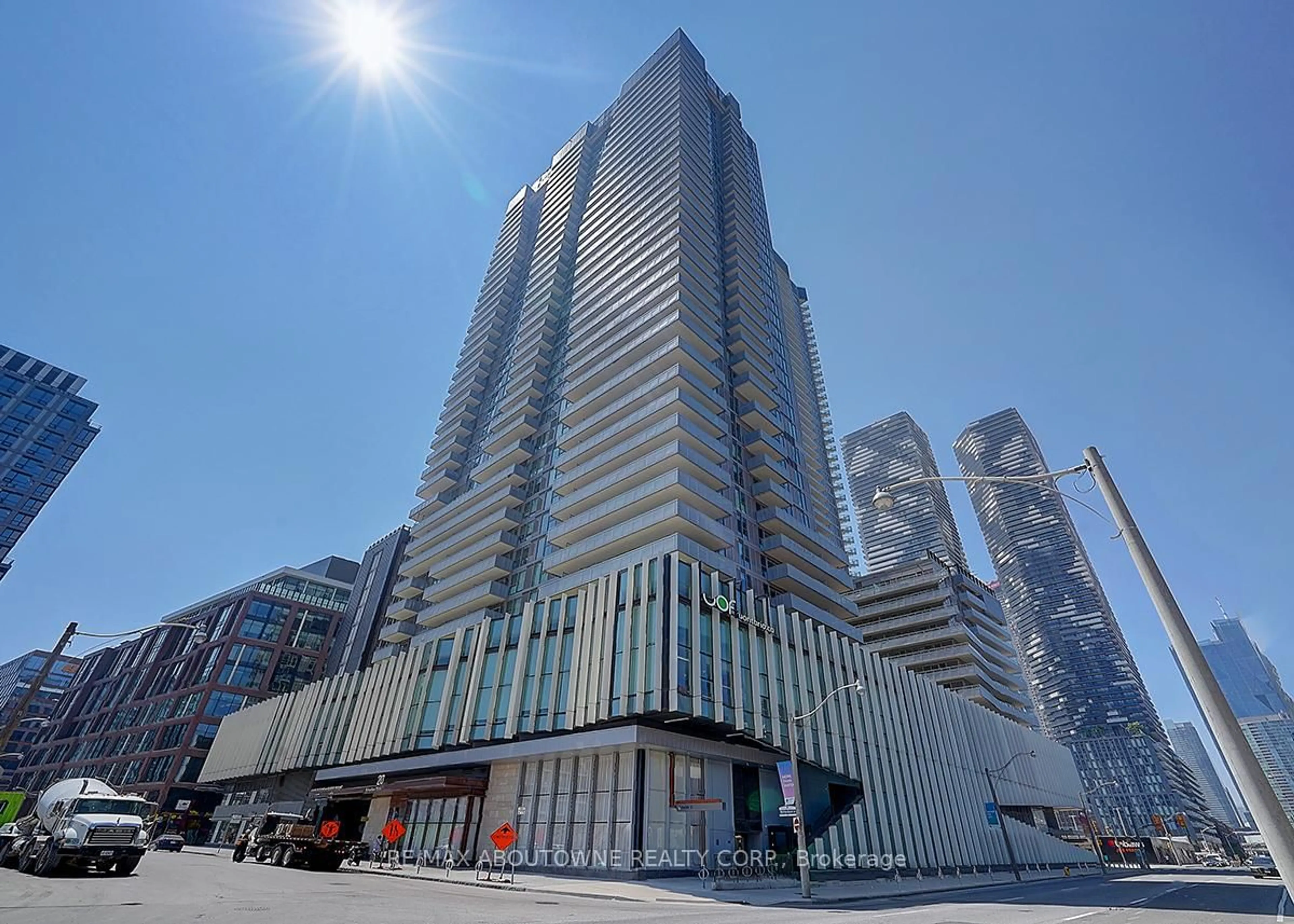 Indoor foyer for 20 Richardson St #3102, Toronto Ontario M5A 0S6