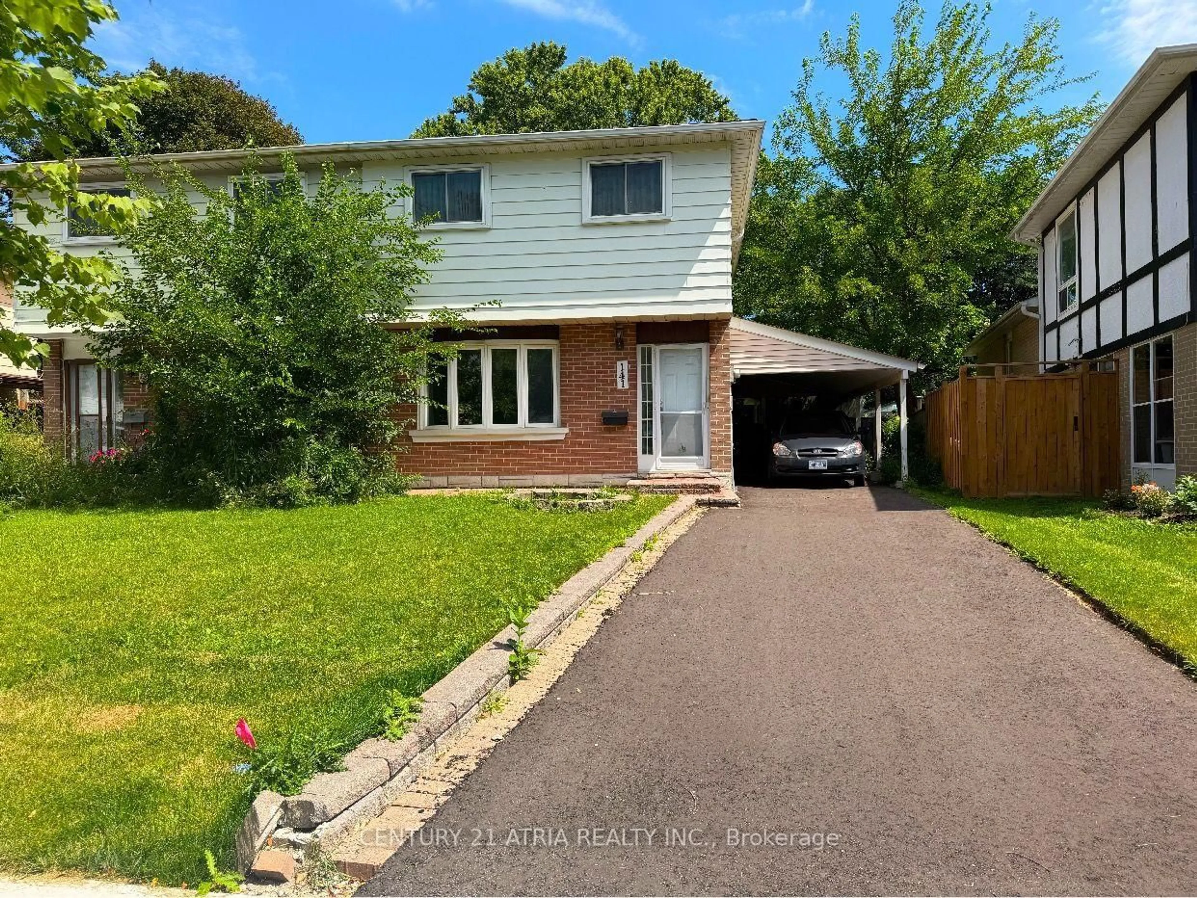 A pic from outside/outdoor area/front of a property/back of a property/a pic from drone, street for 141 Hollyberry Tr, Toronto Ontario M2H 2P2