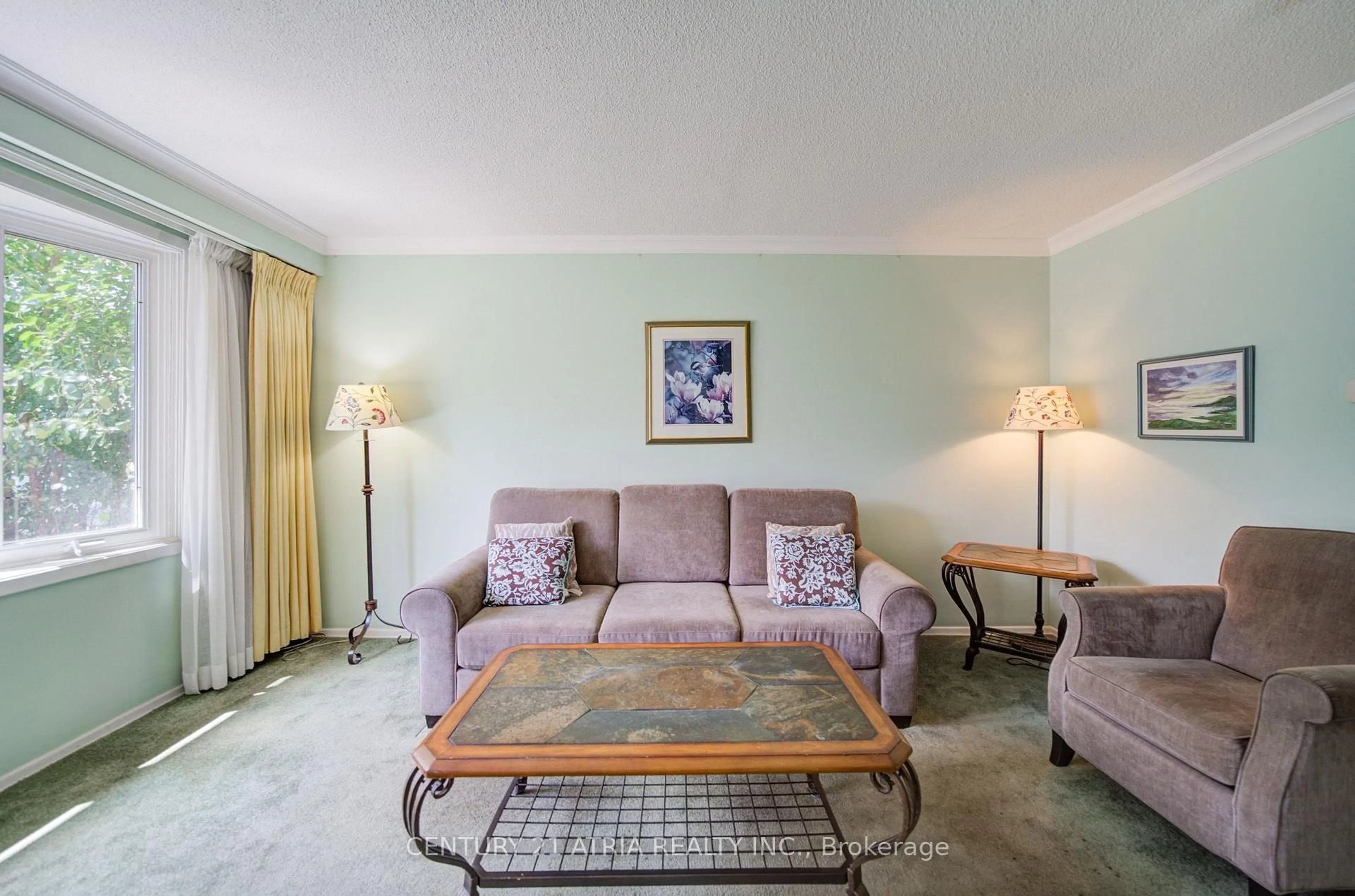 Living room with furniture, cement floor for 141 Hollyberry Tr, Toronto Ontario M2H 2P2