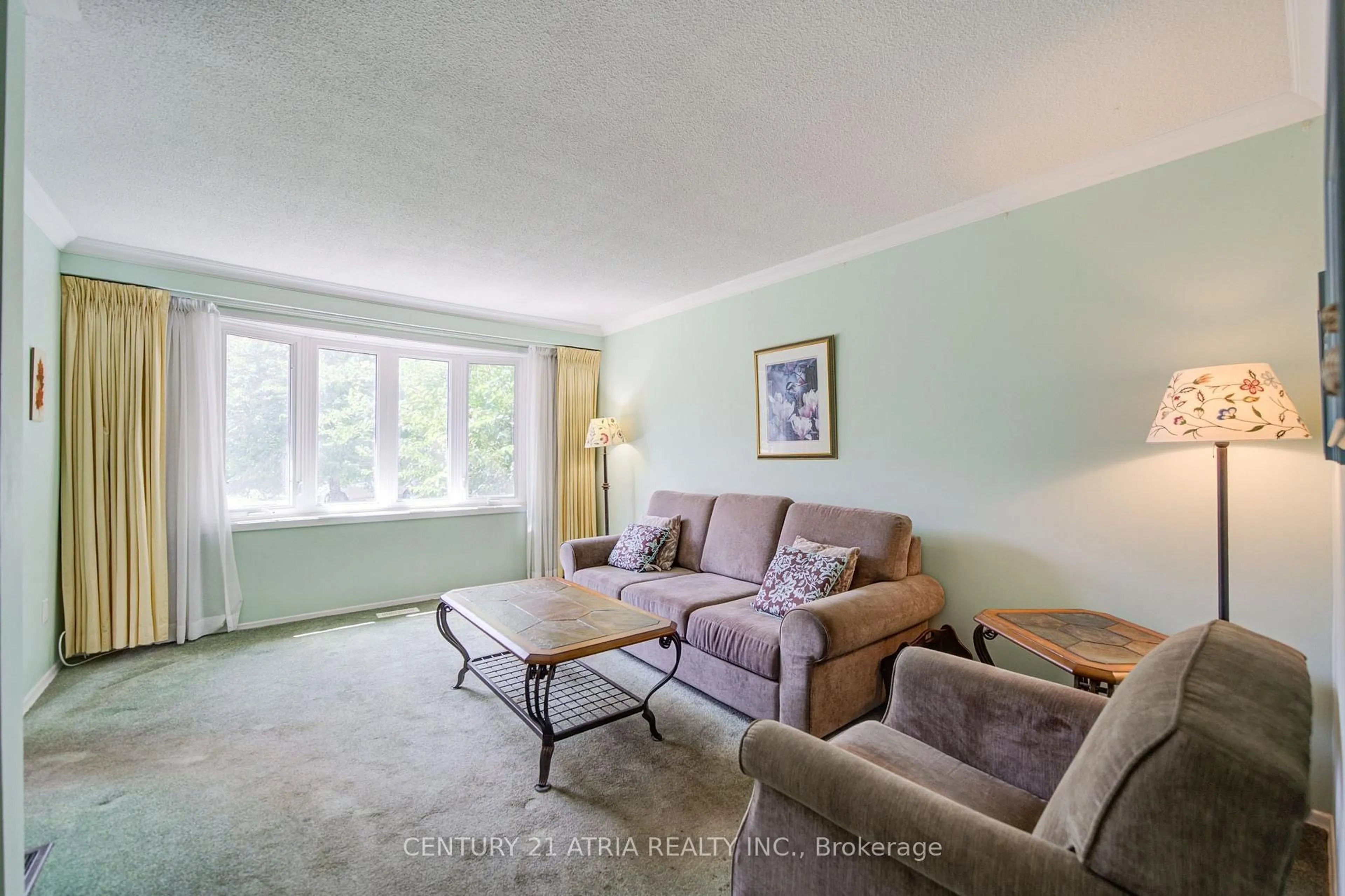 Living room with furniture, carpet floor for 141 Hollyberry Tr, Toronto Ontario M2H 2P2