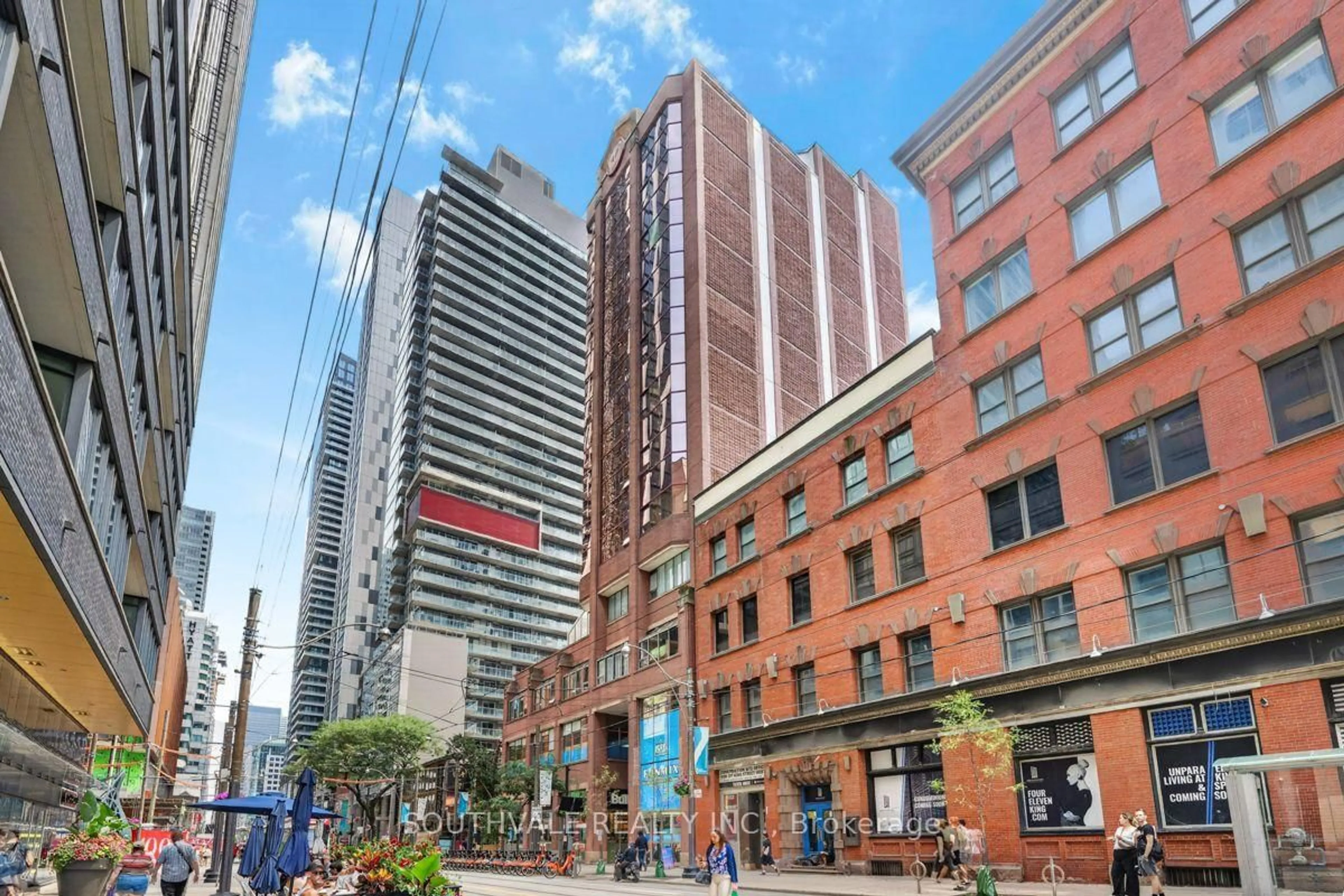 Patio, street for 393 King St. W #1107, Toronto Ontario M5V 3G8
