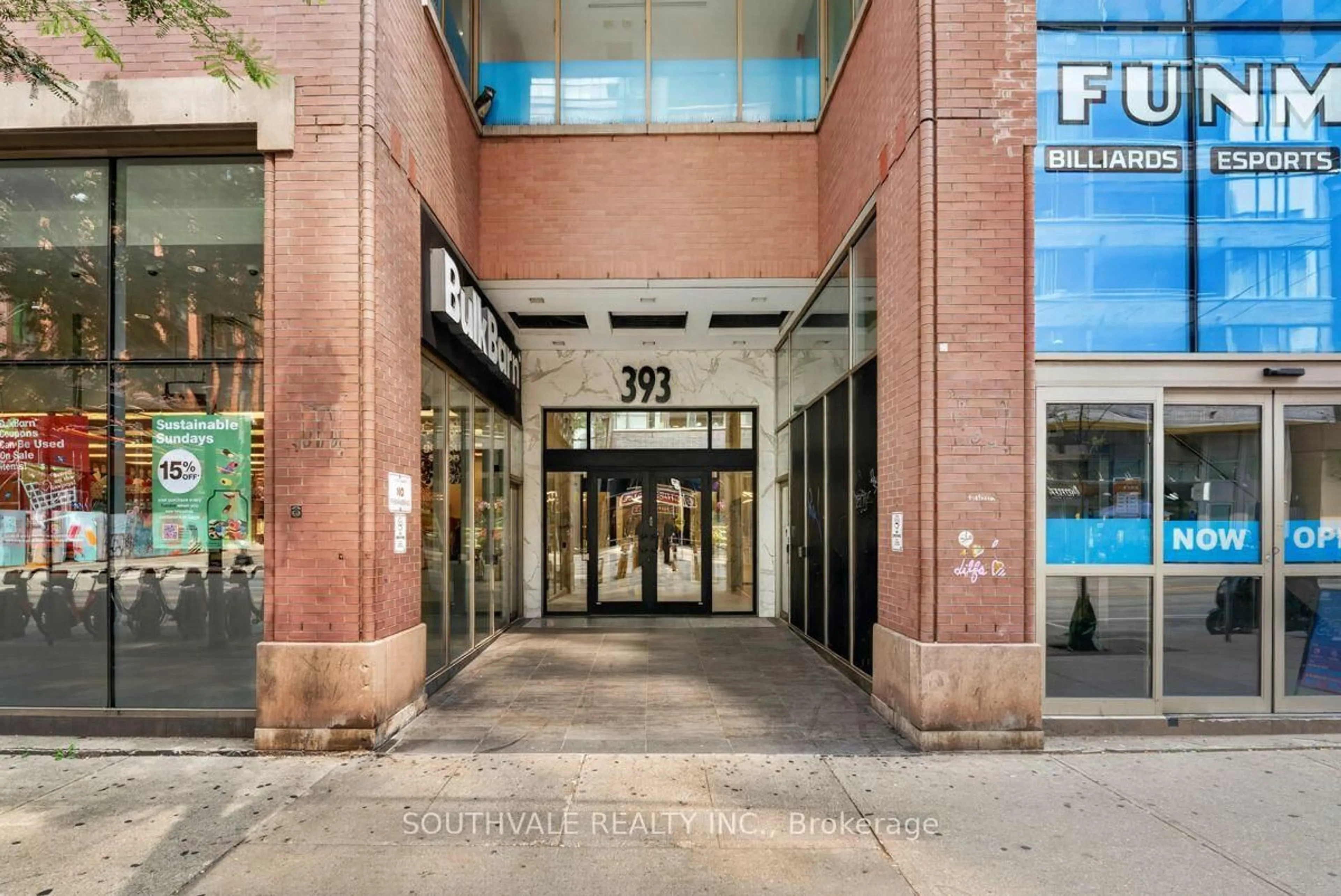 Indoor foyer for 393 King St. W #1107, Toronto Ontario M5V 3G8