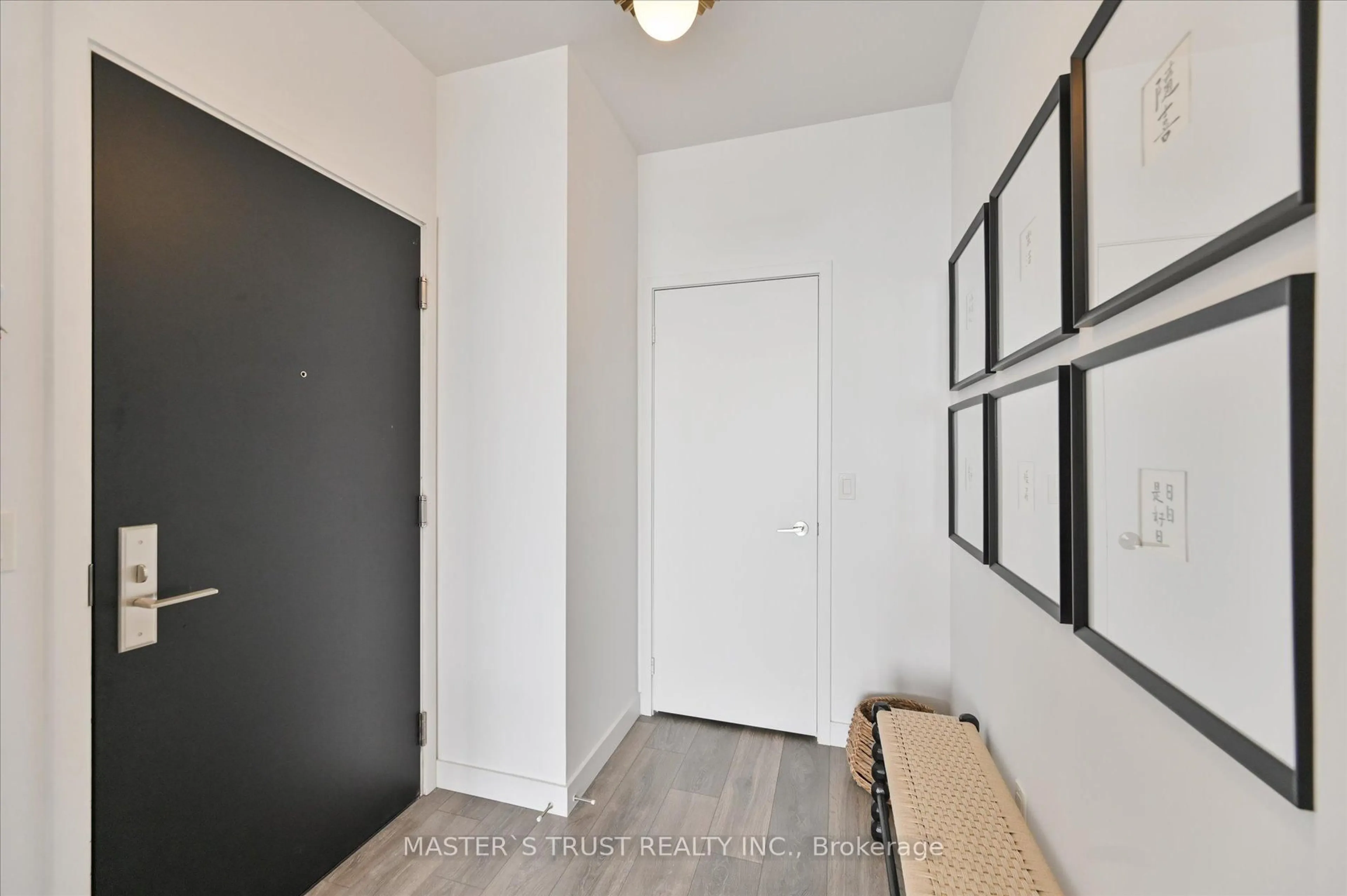 Indoor entryway for 8 Eglinton Ave #Ph 5801, Toronto Ontario M4P 0C1
