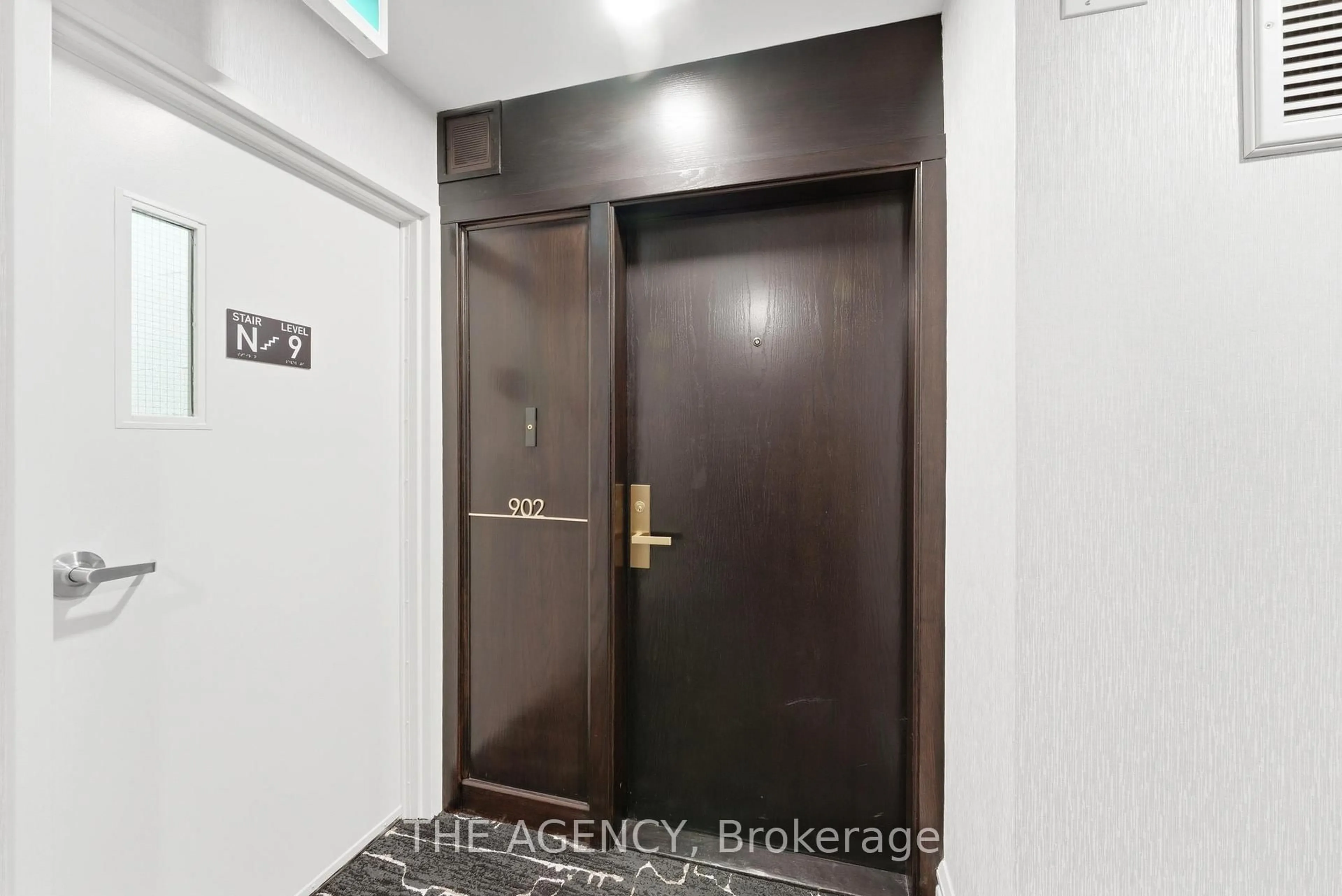 Indoor entryway for 900 Yonge St #902, Toronto Ontario M4W 3P5