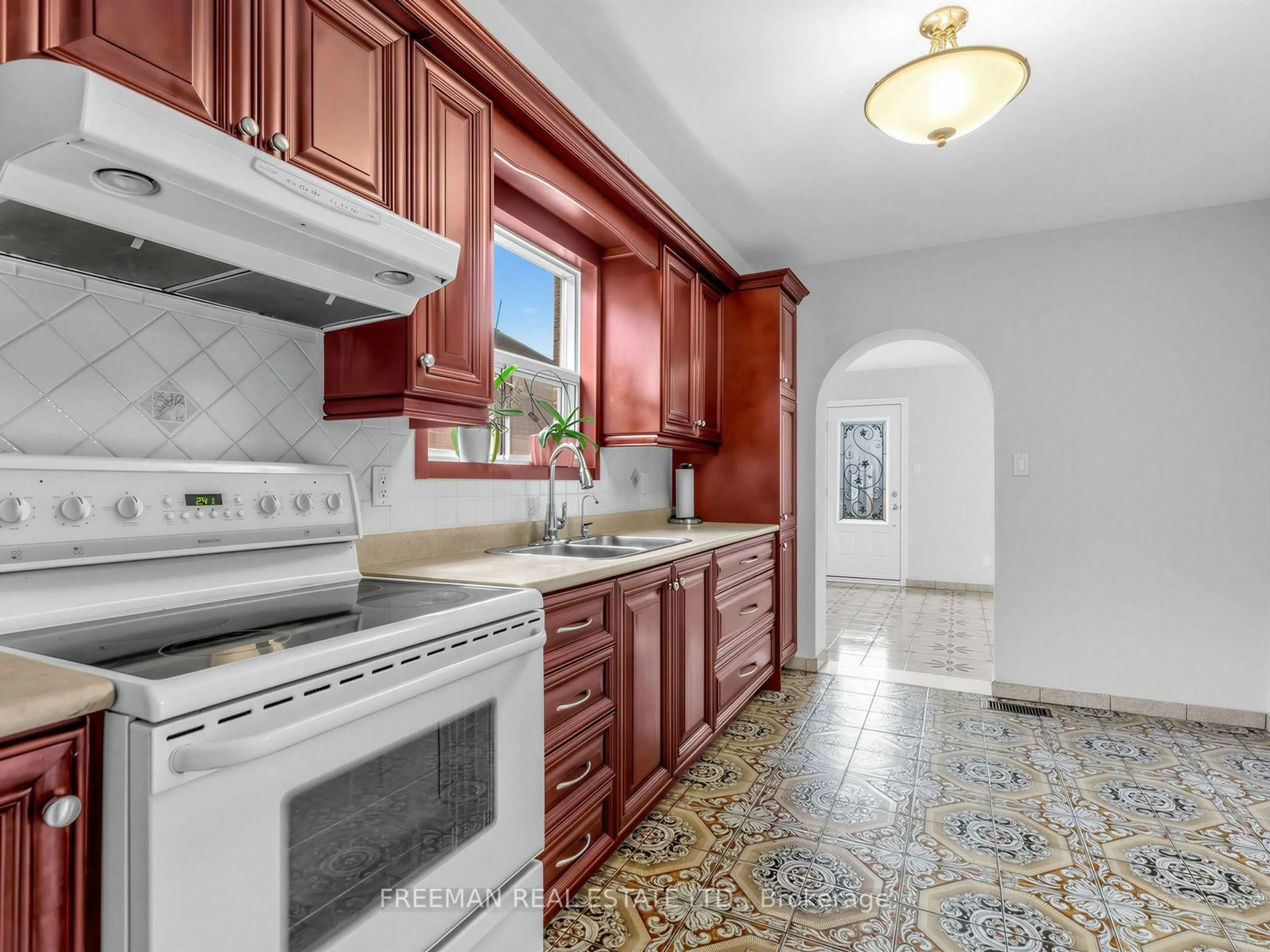 Standard kitchen, ceramic/tile floor for 380 Glenholme Ave, Toronto Ontario M6E 3E5