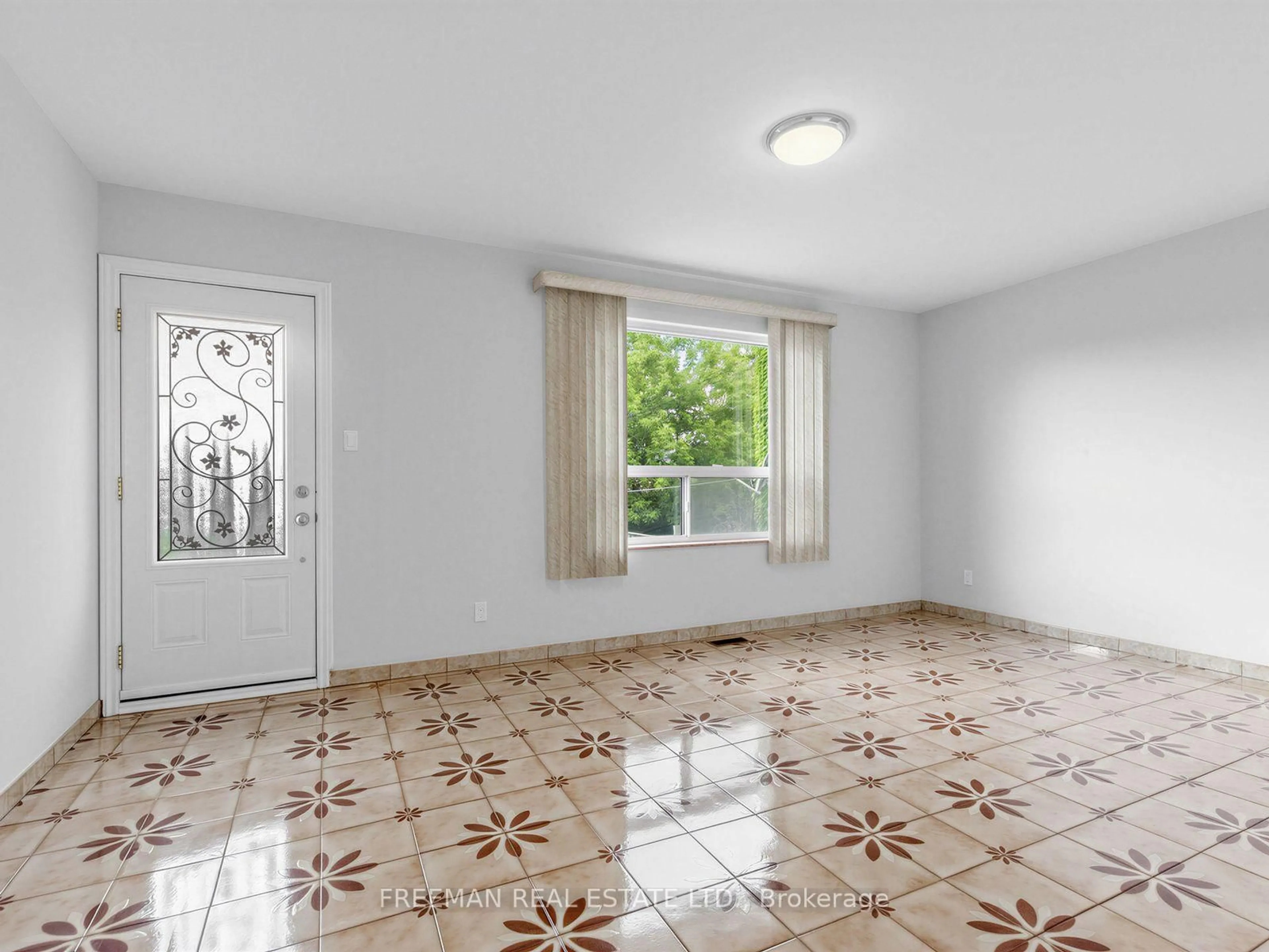 A pic of a room for 380 Glenholme Ave, Toronto Ontario M6E 3E5