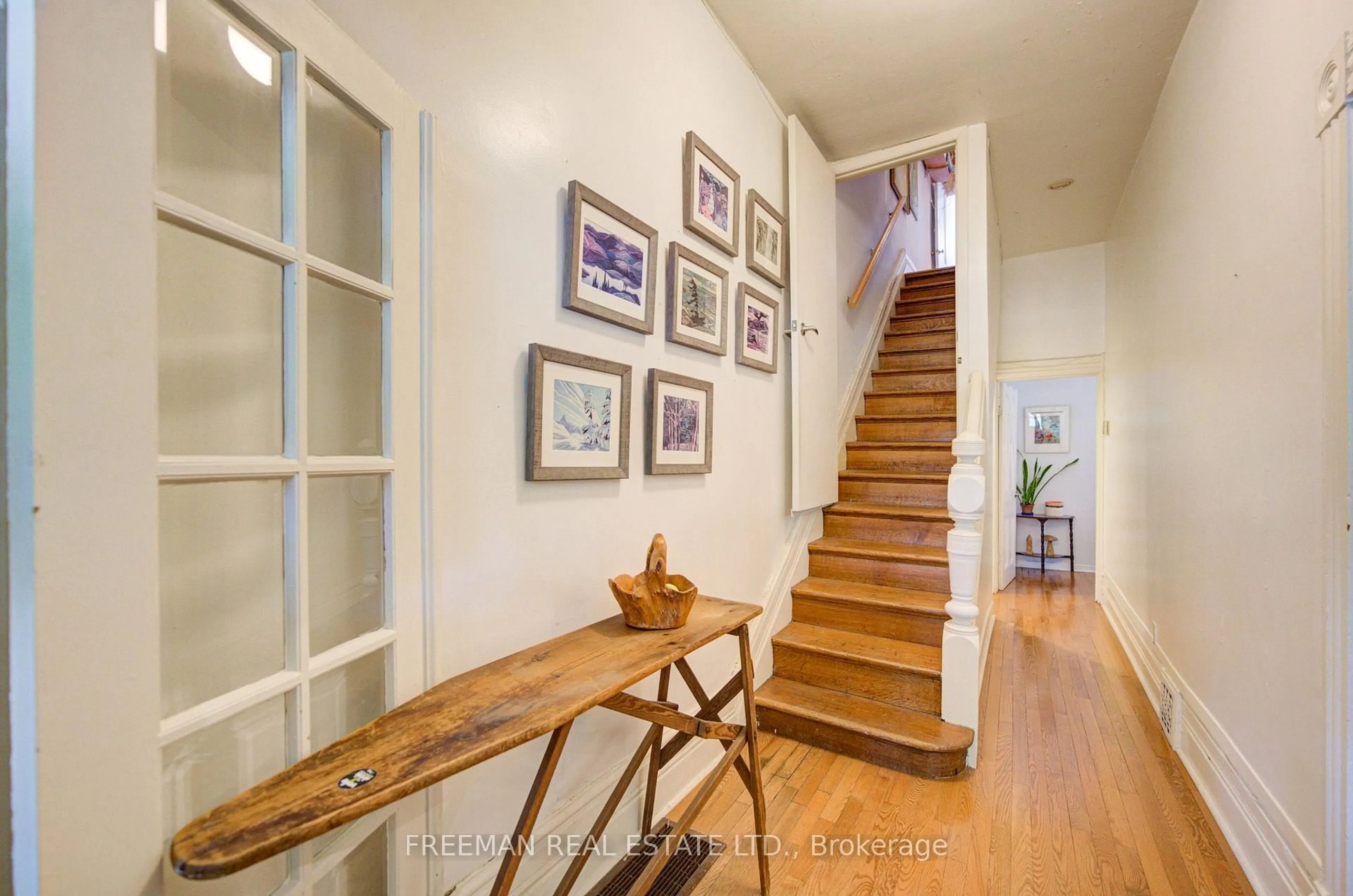 Indoor entryway for 46 Brunswick Ave, Toronto Ontario M5S 2L7