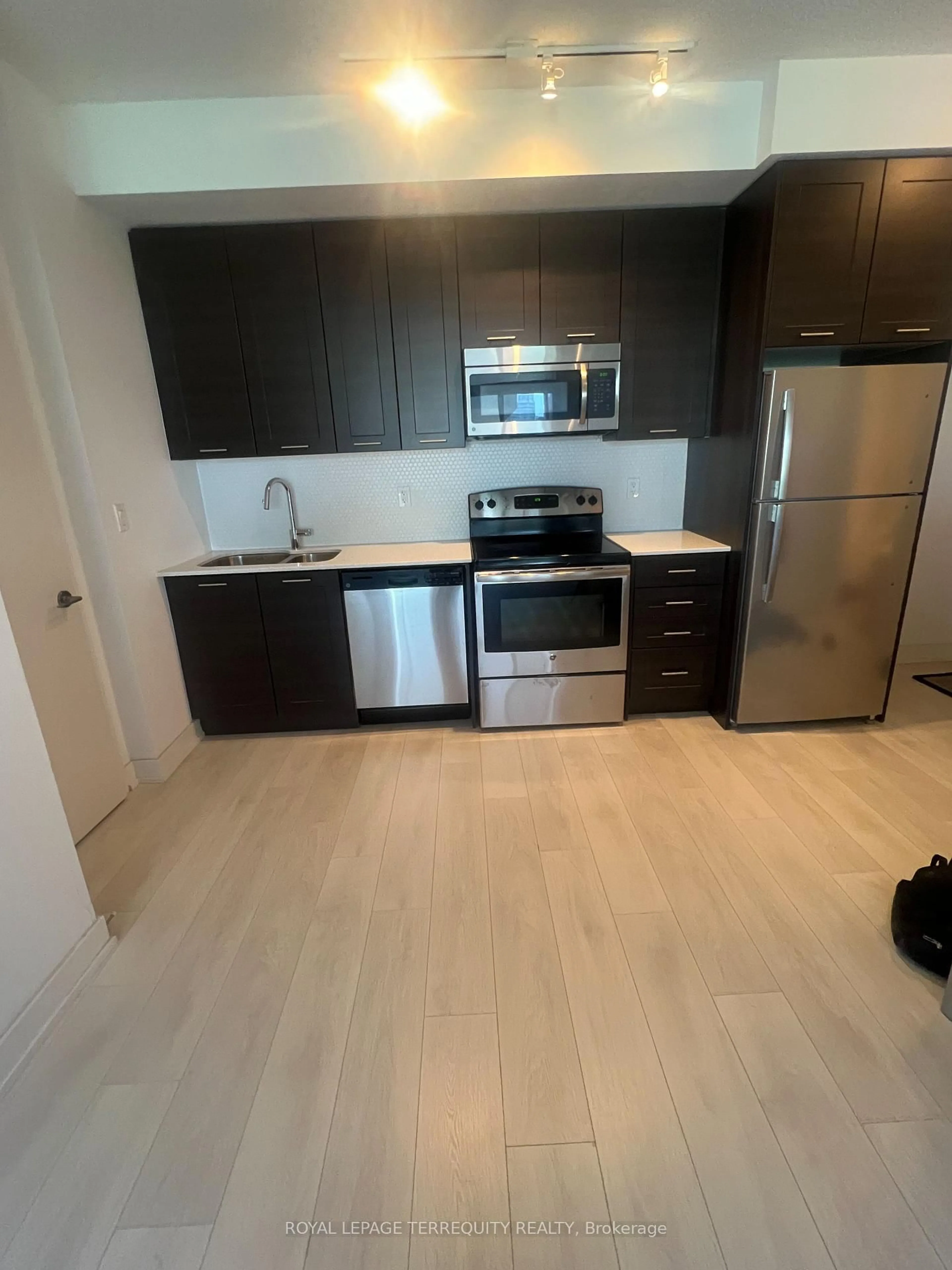 Standard kitchen, unknown for 50 Bruyeres Mews #532, Toronto Ontario M5V 0H8