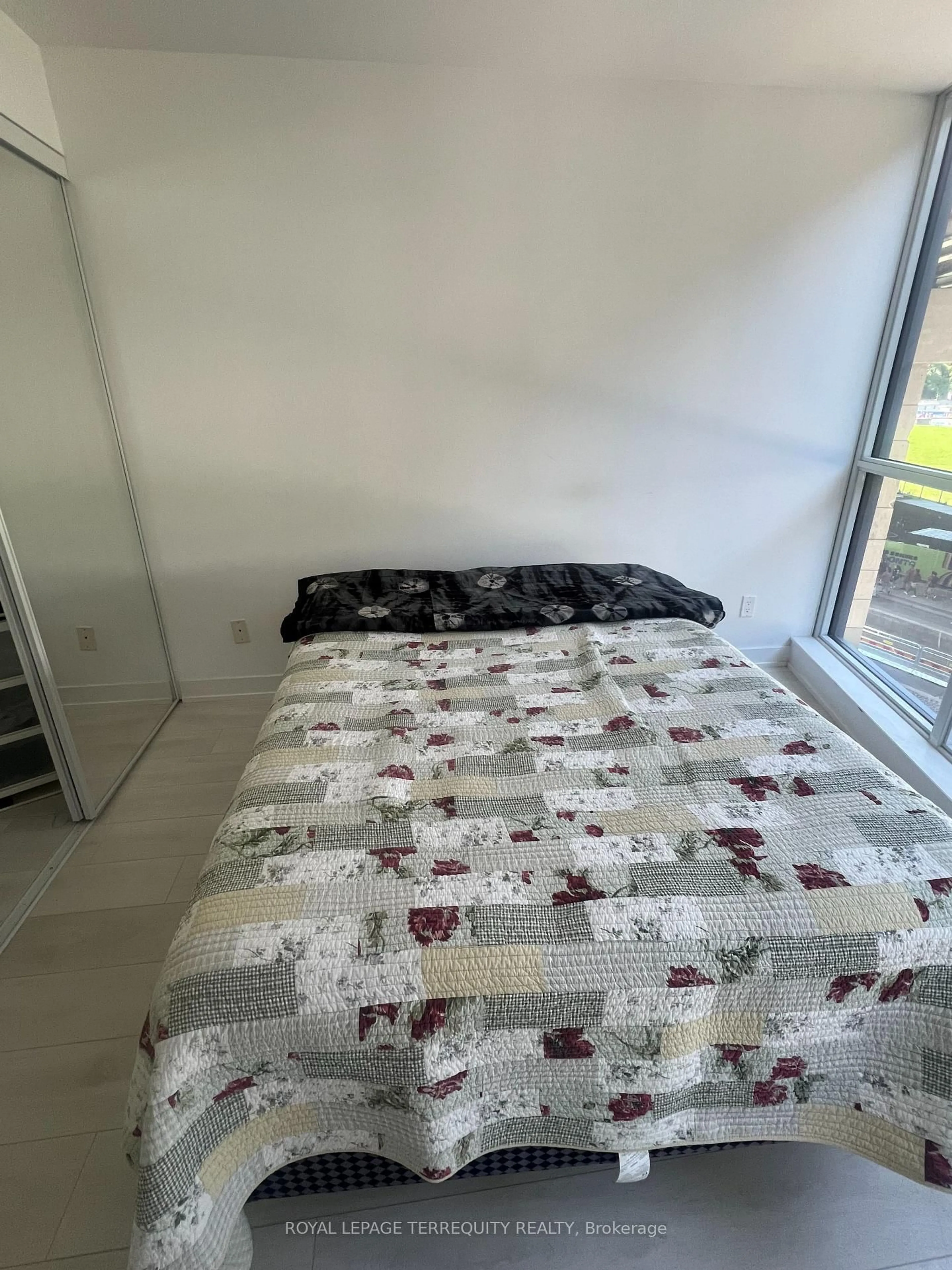 A pic of a room for 50 Bruyeres Mews #532, Toronto Ontario M5V 0H8