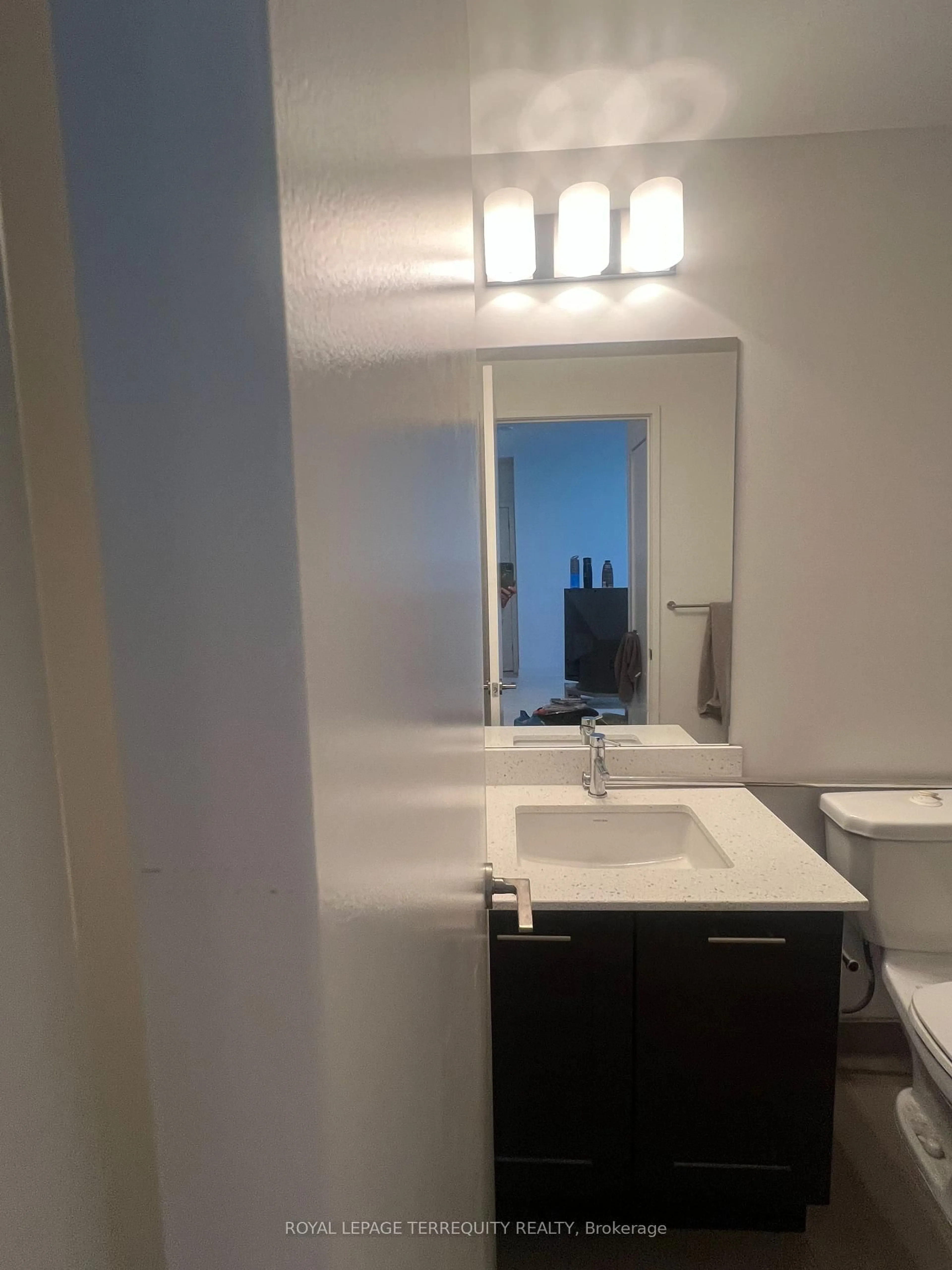 Standard bathroom, unknown for 50 Bruyeres Mews #532, Toronto Ontario M5V 0H8