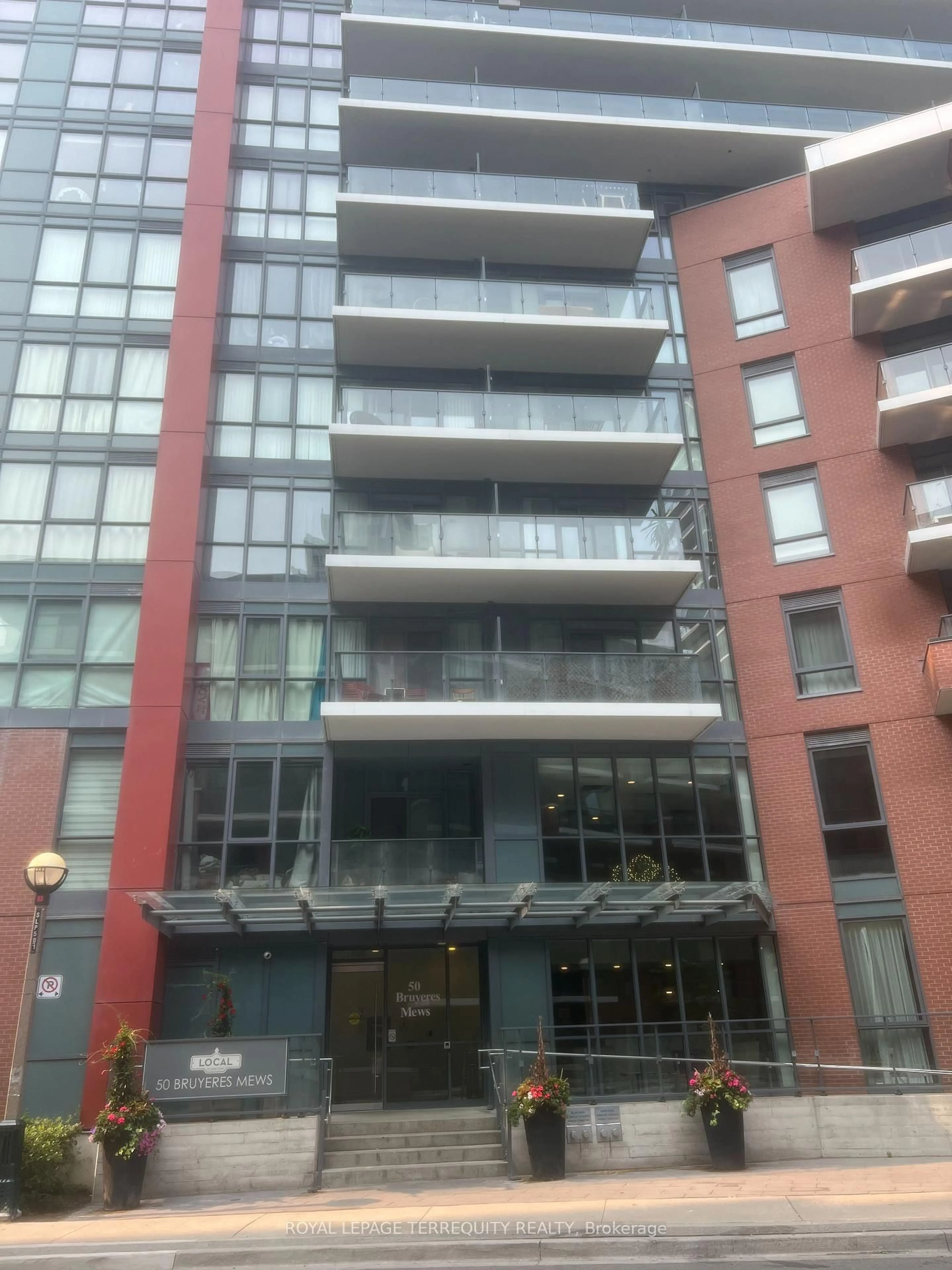 Indoor foyer for 50 Bruyeres Mews #532, Toronto Ontario M5V 0H8