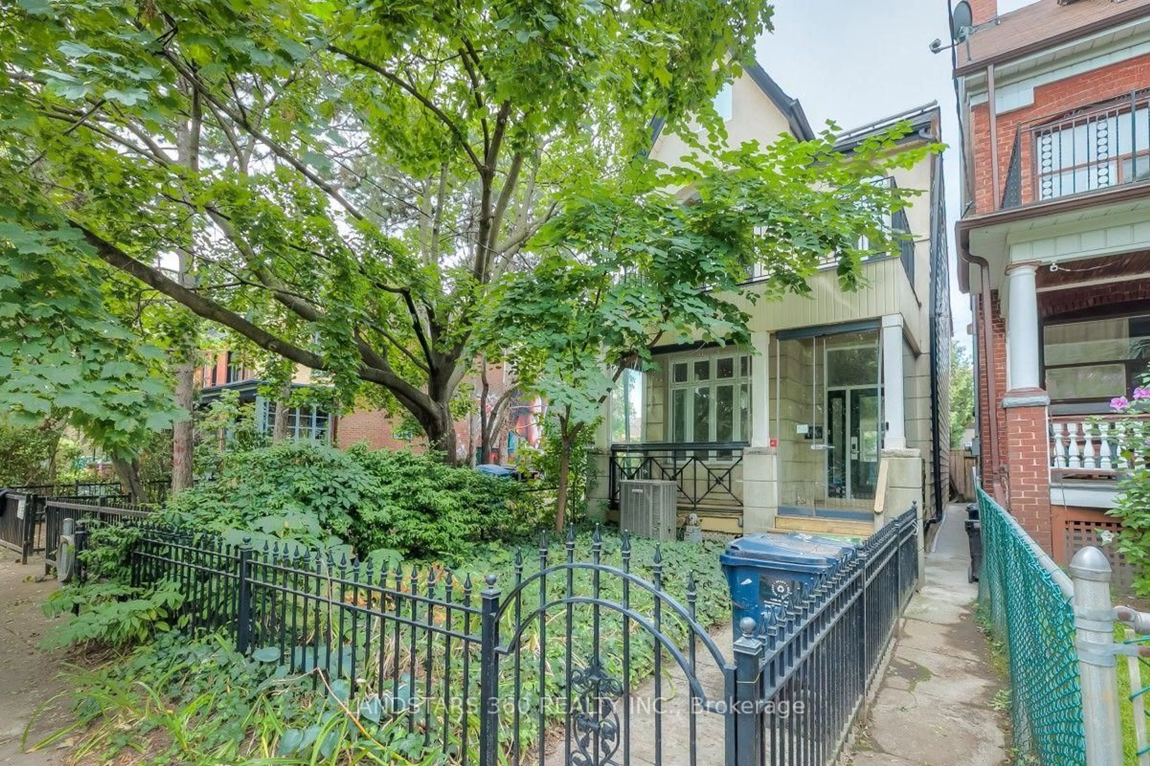 Patio, street for 196 Brunswick Ave, Toronto Ontario M5S 2M5