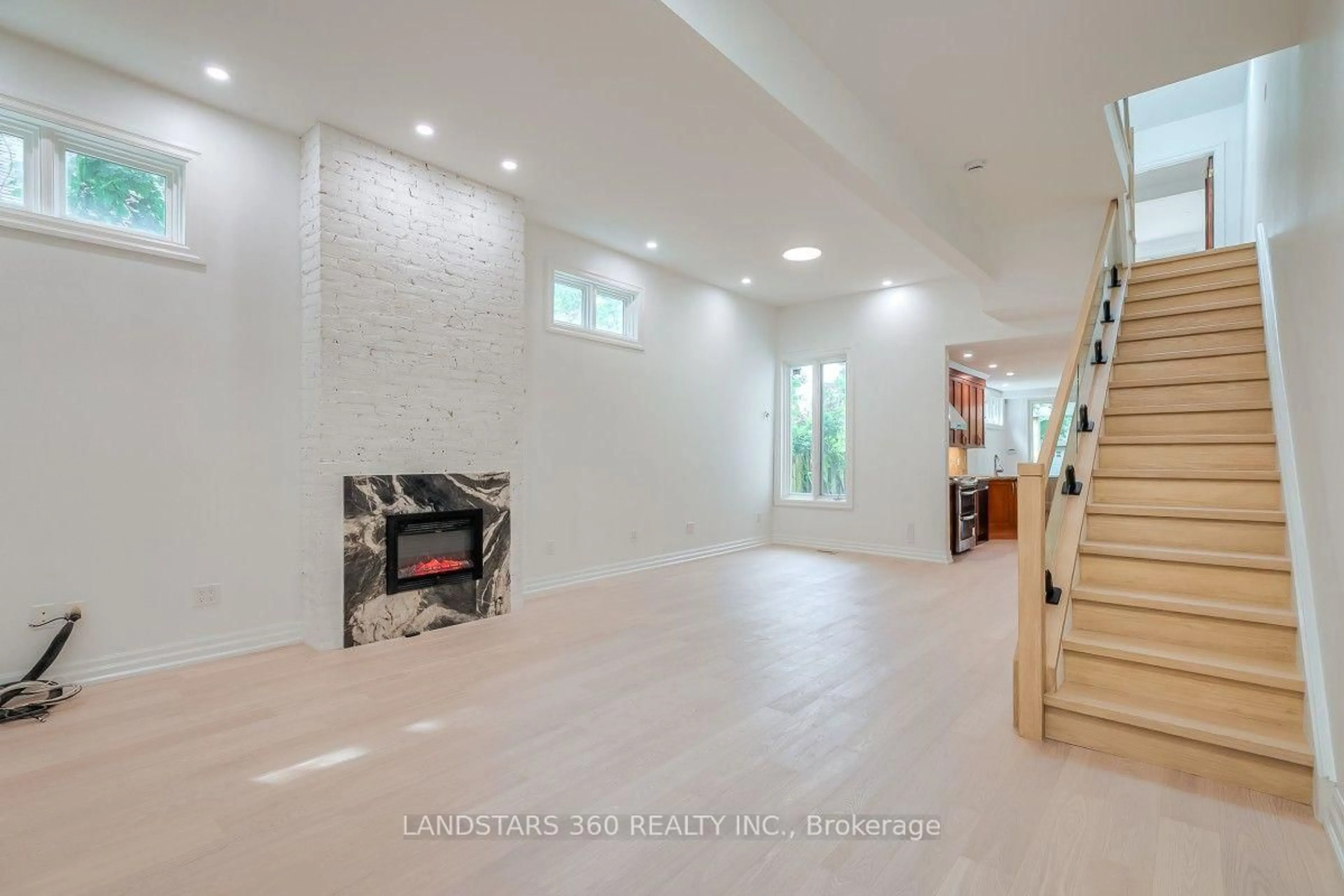 Indoor entryway for 196 Brunswick Ave, Toronto Ontario M5S 2M5