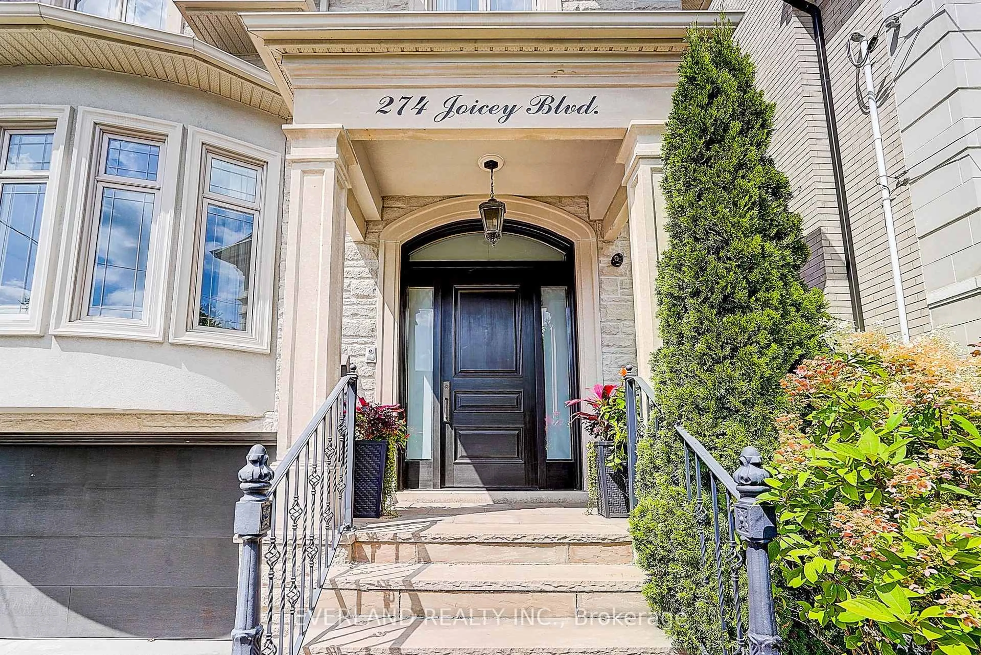 Indoor entryway for 274 Joicey Blvd, Toronto Ontario M5M 2V7