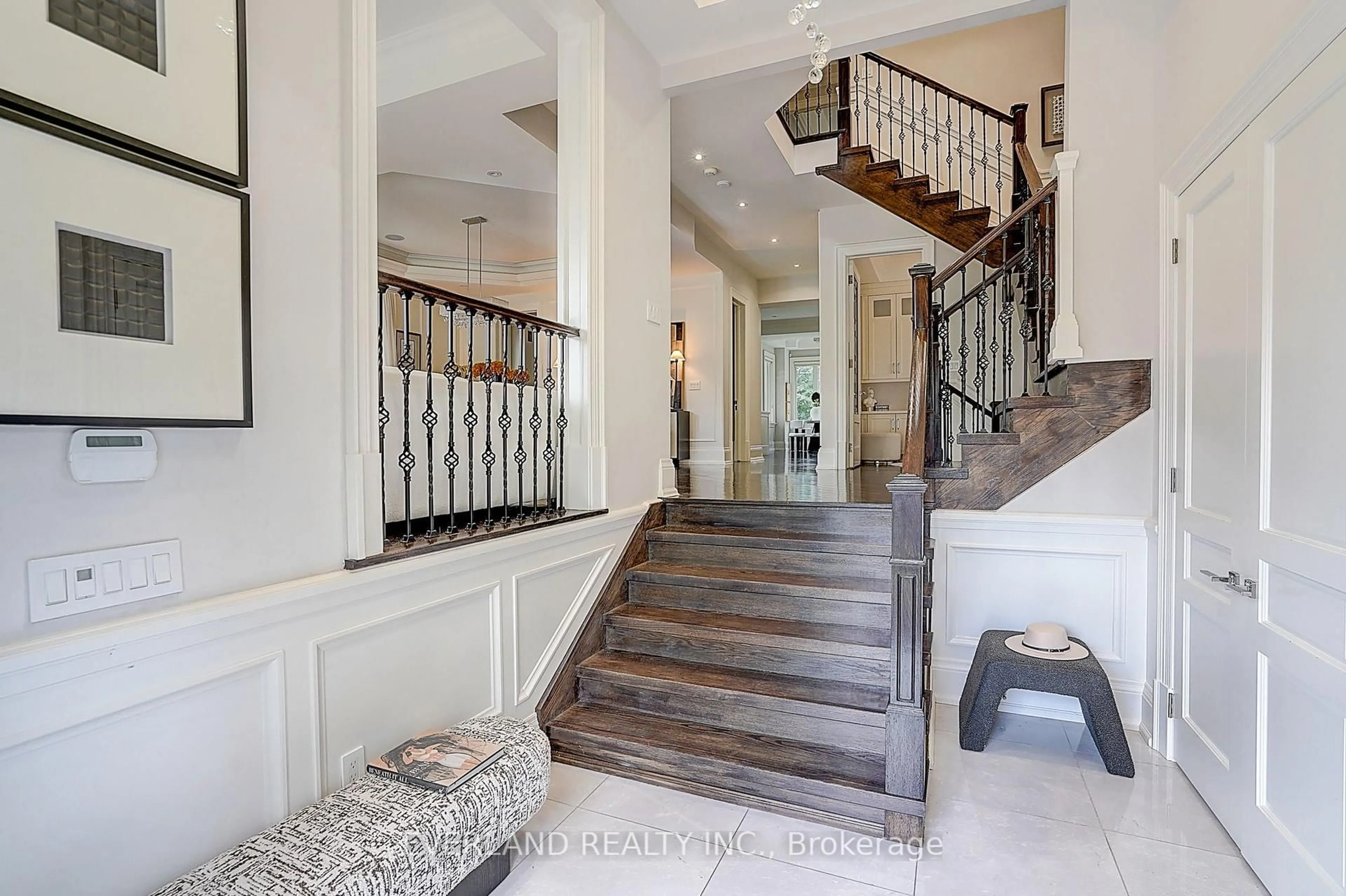 Indoor entryway for 274 Joicey Blvd, Toronto Ontario M5M 2V7