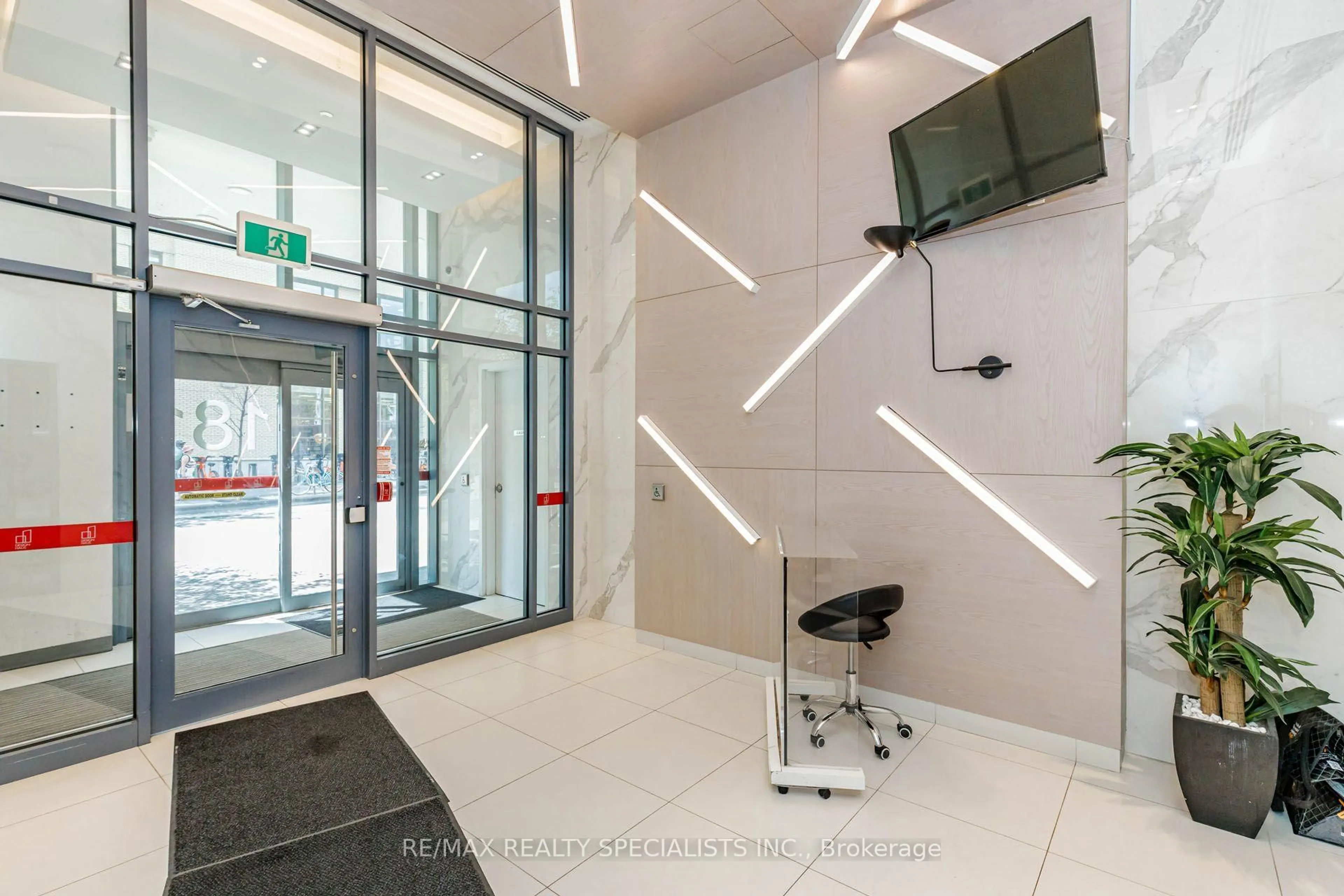 Indoor foyer for 181 Huron St #604, Toronto Ontario M5T 0C1