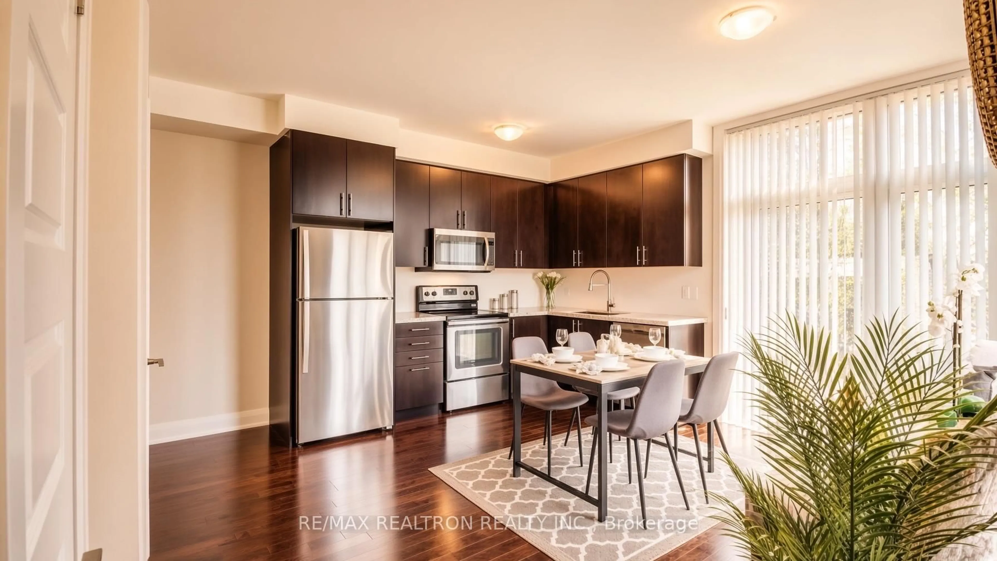 Open concept kitchen, wood/laminate floor for 23 Eldora Ave #112, Toronto Ontario M2M 1R3