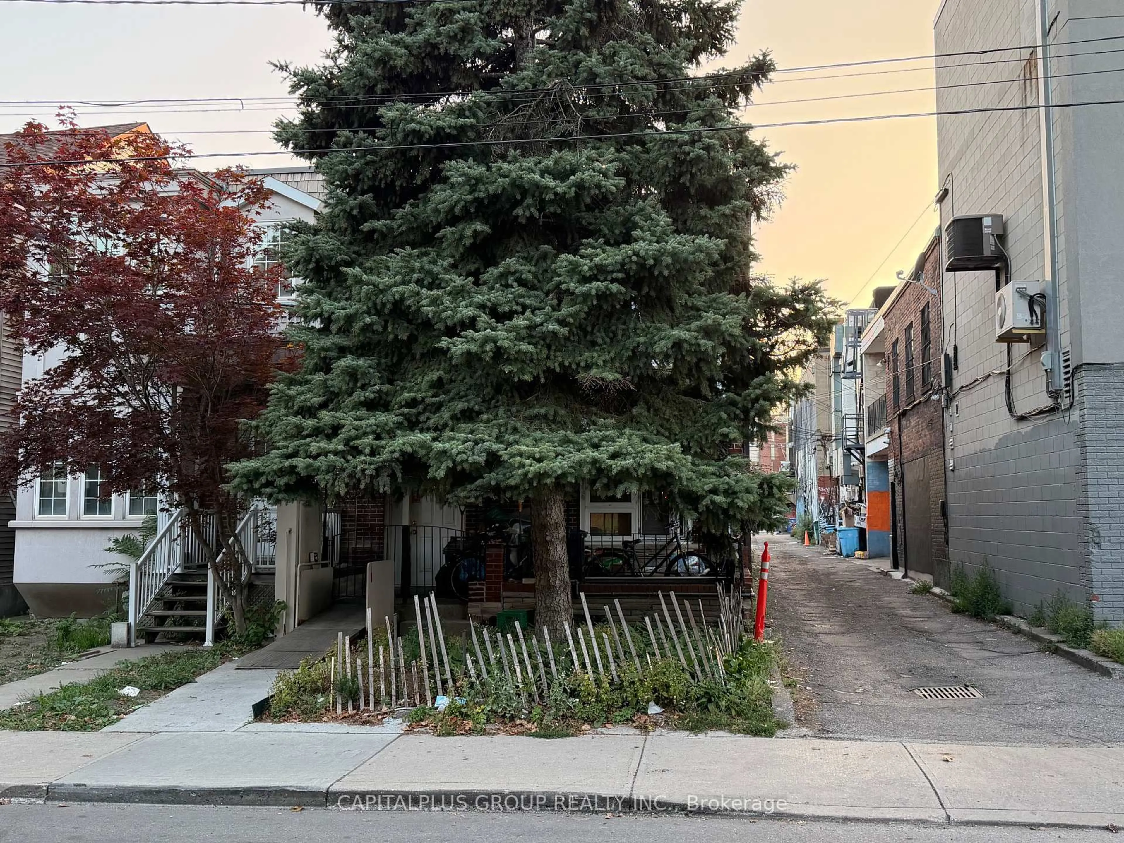 Patio, street for 68 Lippincott St, Toronto Ontario M5T 2R5