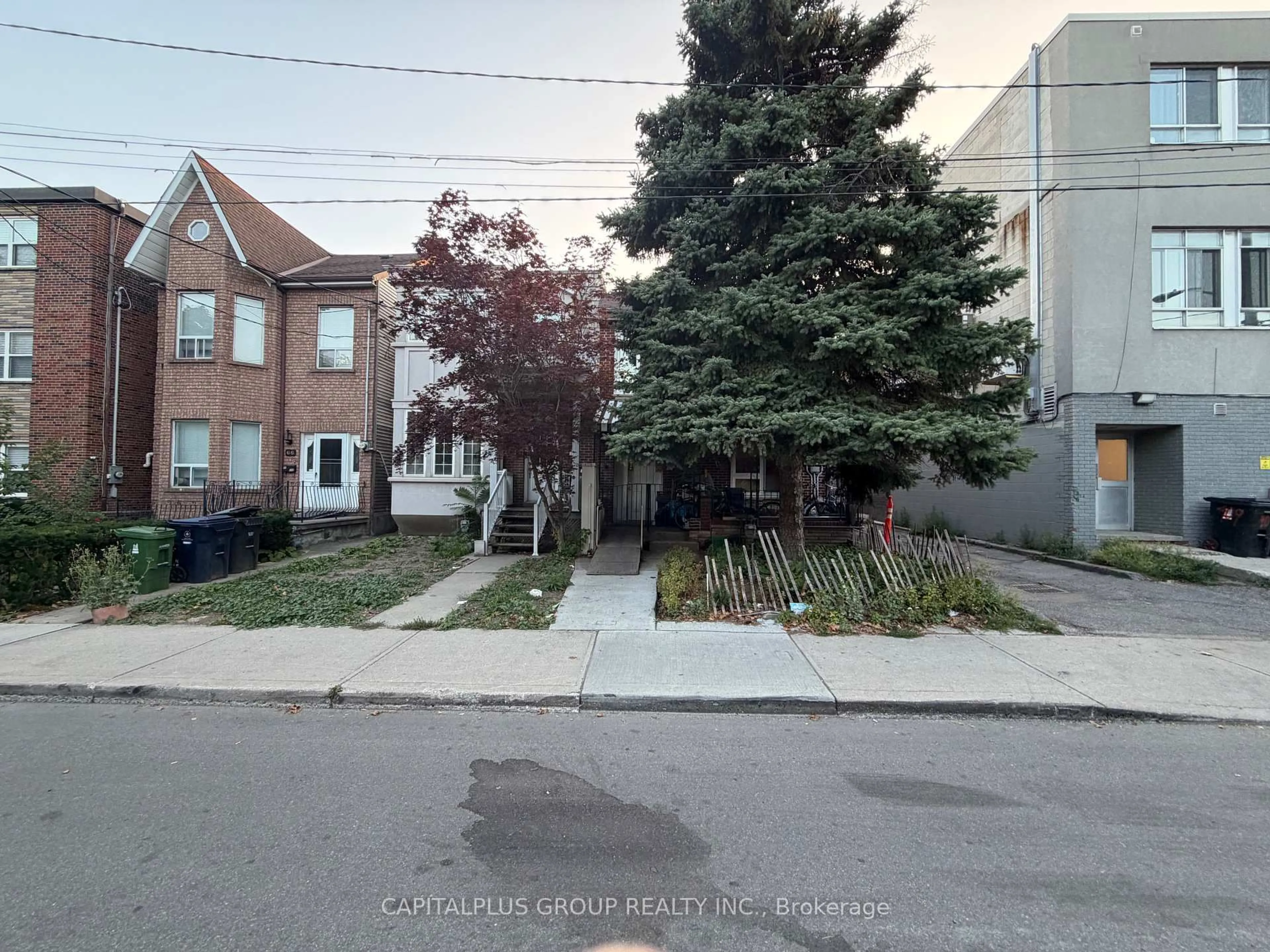 A pic from outside/outdoor area/front of a property/back of a property/a pic from drone, street for 70 Lippincott St, Toronto Ontario M5T 2R5