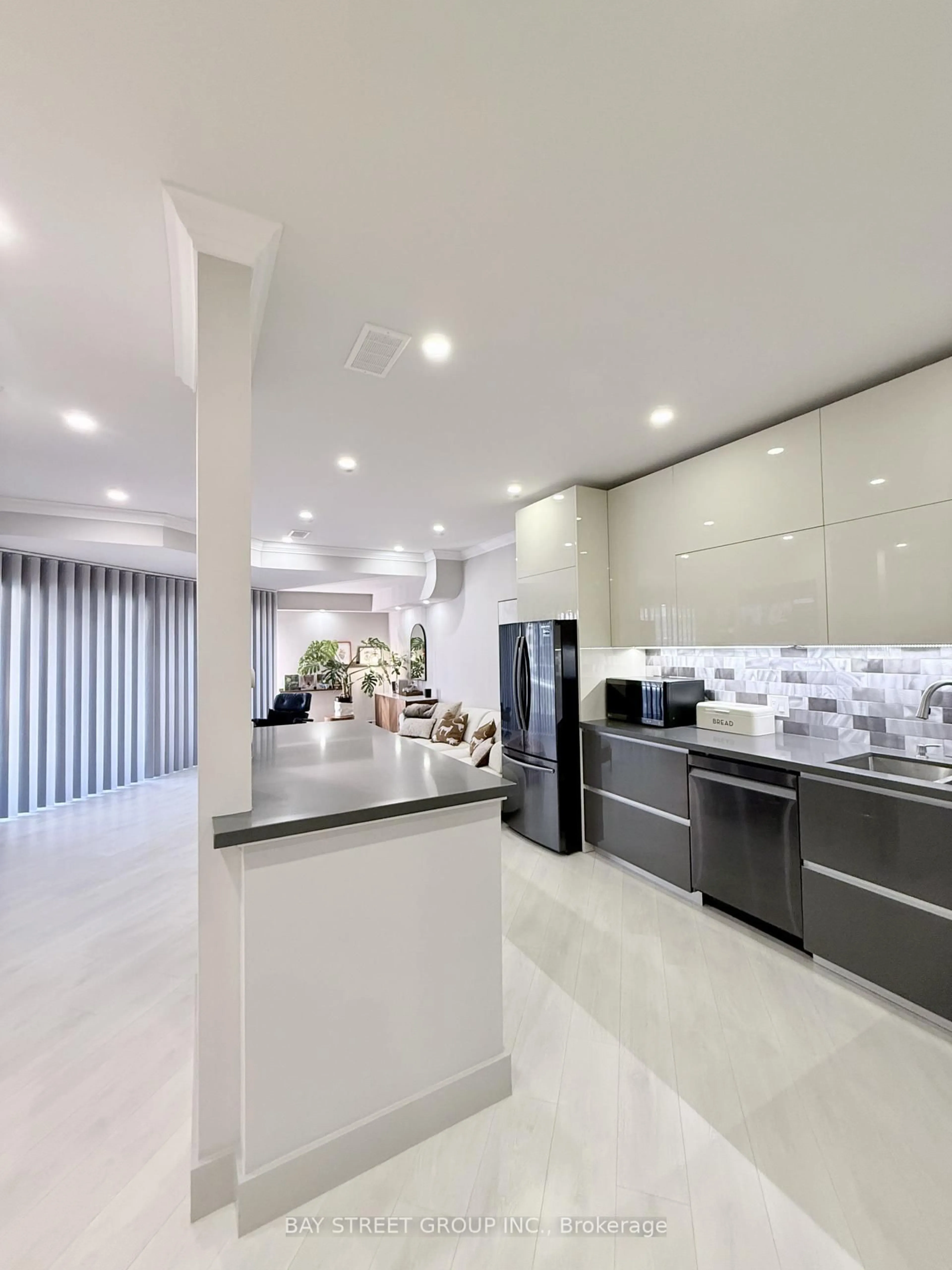 Contemporary kitchen, ceramic/tile floor for 55 Harbour Sq #606, Toronto Ontario M5J 2L1