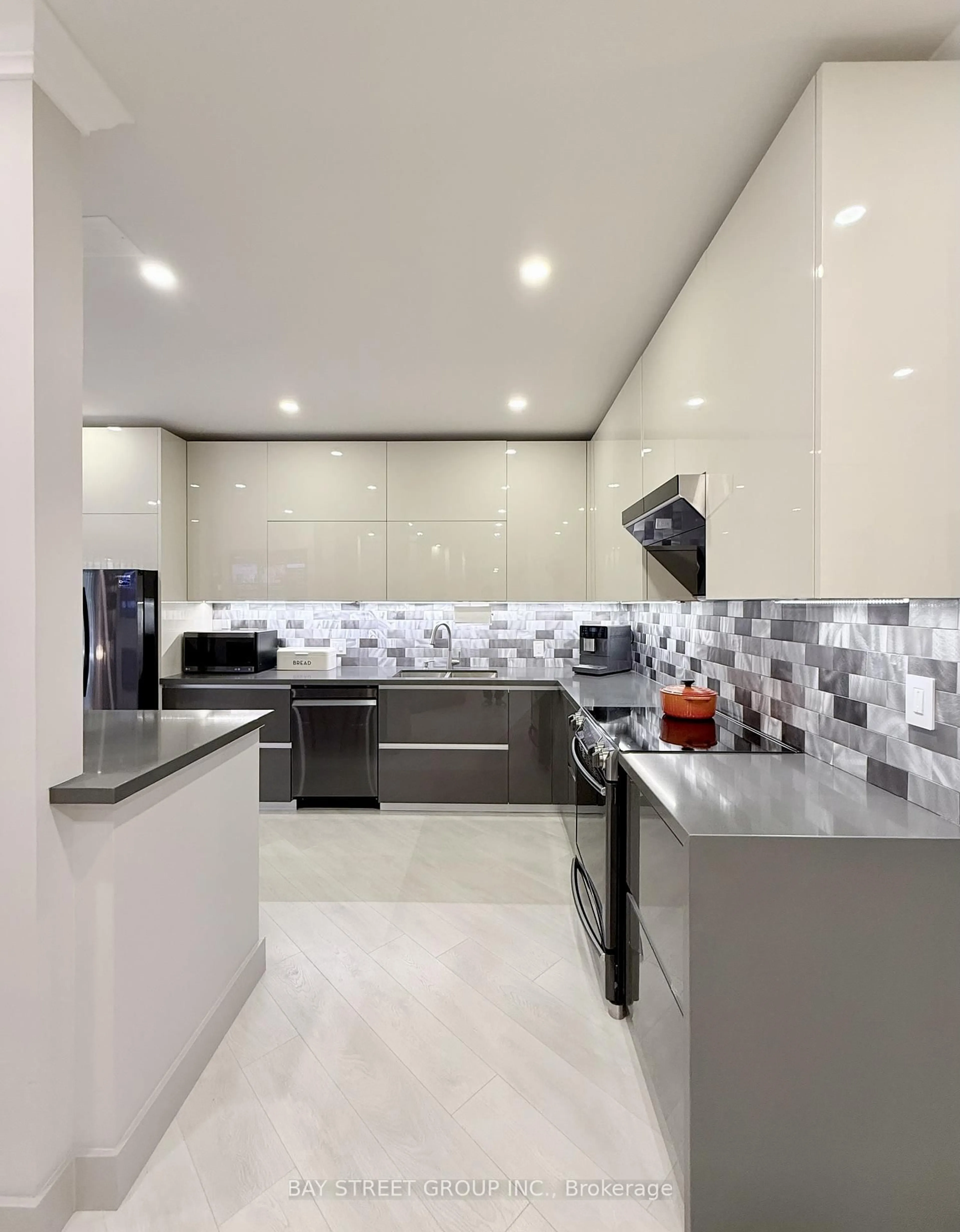 Contemporary kitchen, ceramic/tile floor for 55 Harbour Sq #606, Toronto Ontario M5J 2L1