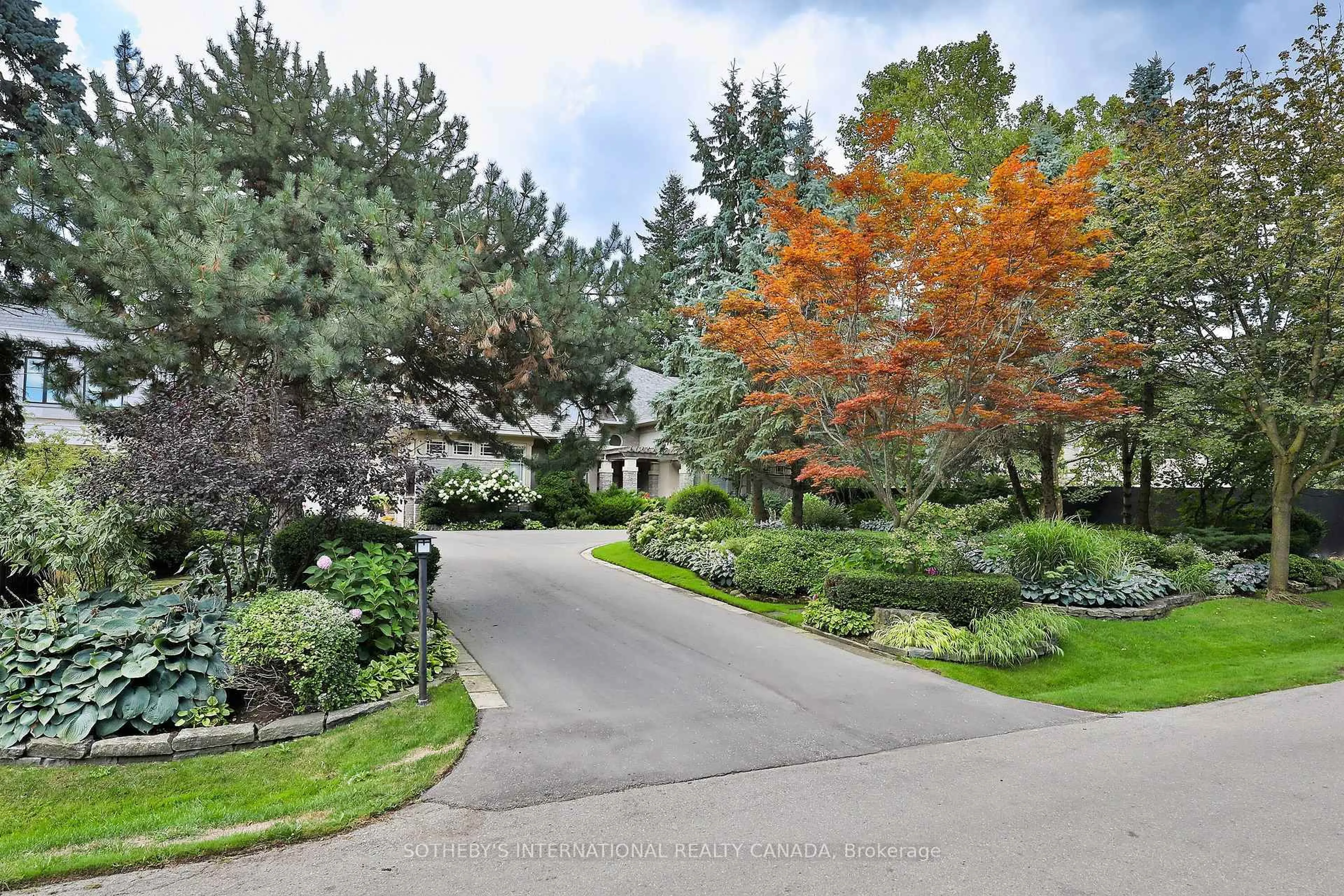 A pic from outside/outdoor area/front of a property/back of a property/a pic from drone, street for 23 Country Lane, Toronto Ontario M2L 1E1