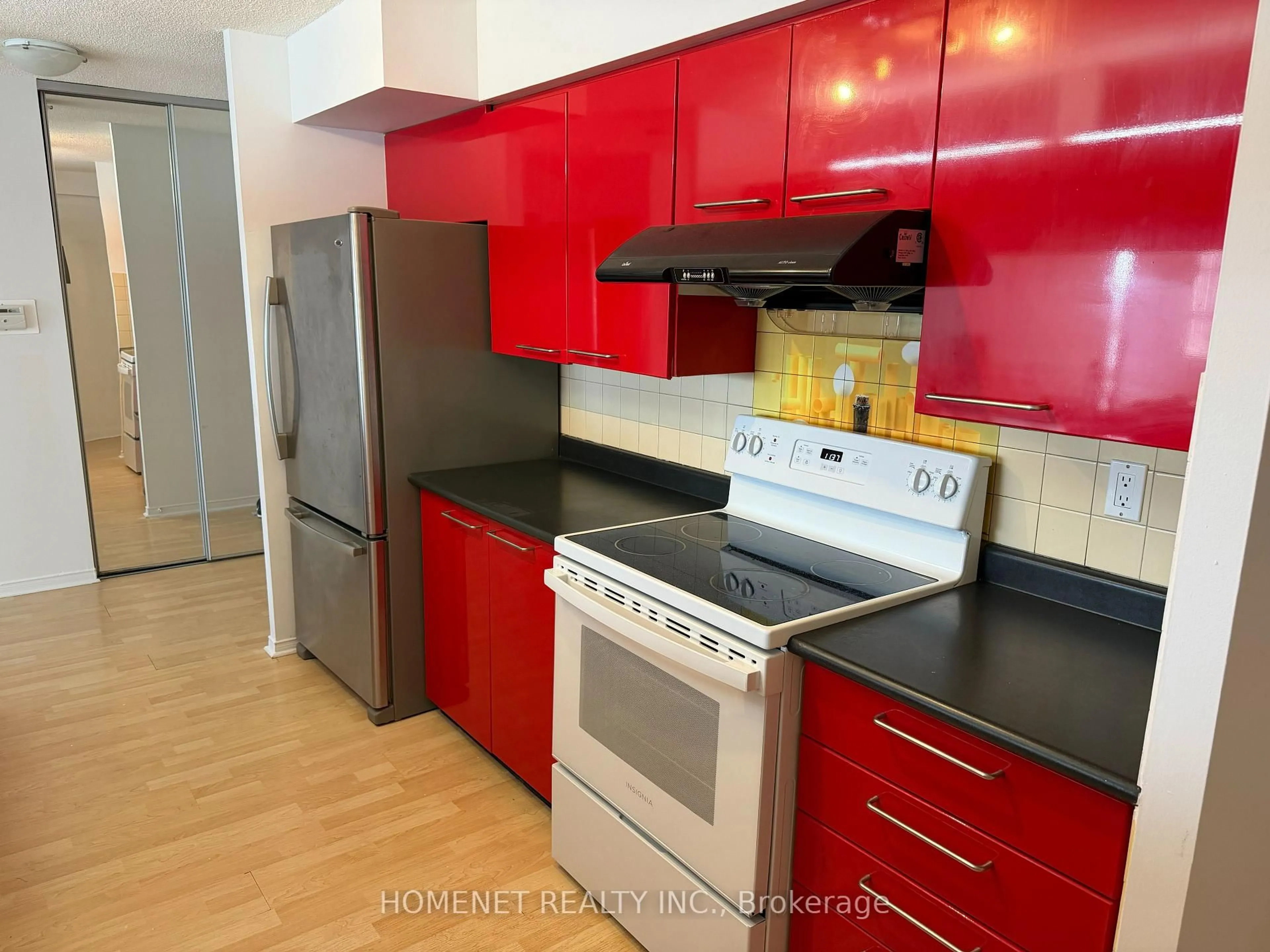 Standard kitchen, wood/laminate floor for 100 Upper Madison Ave #2306, Toronto Ontario M2N 6M4